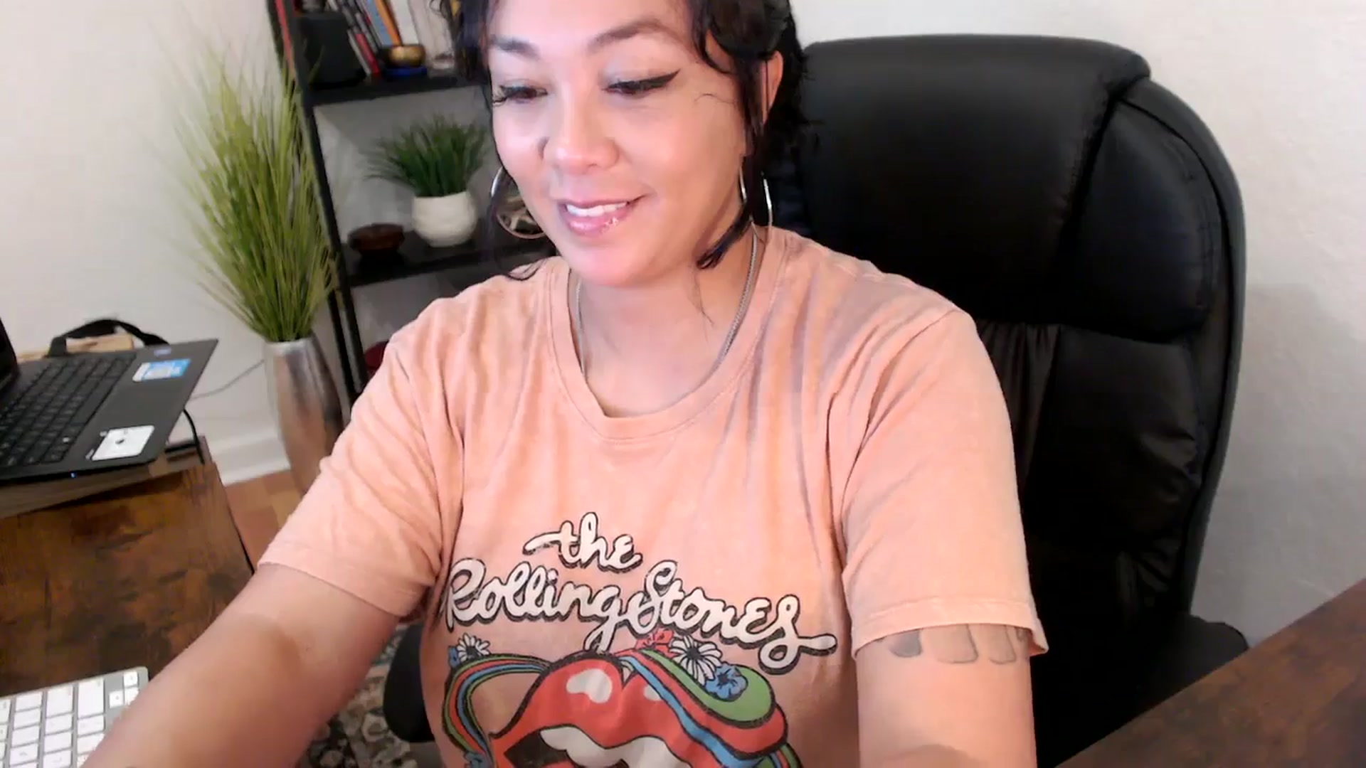 Gallery image thumbnail from MickaylaMinx's myfreecams stream on, 10/16/2024, 17:04 image 6 of 20