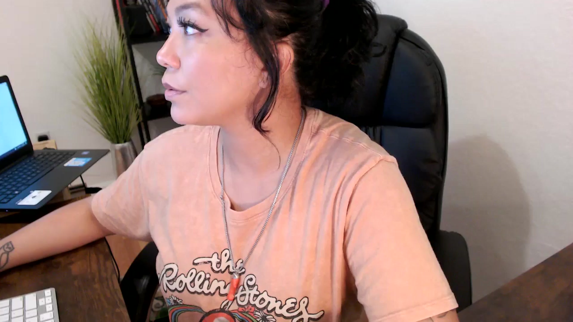 Gallery image thumbnail from MickaylaMinx's myfreecams stream on, 10/16/2024, 18:39 image 10 of 20