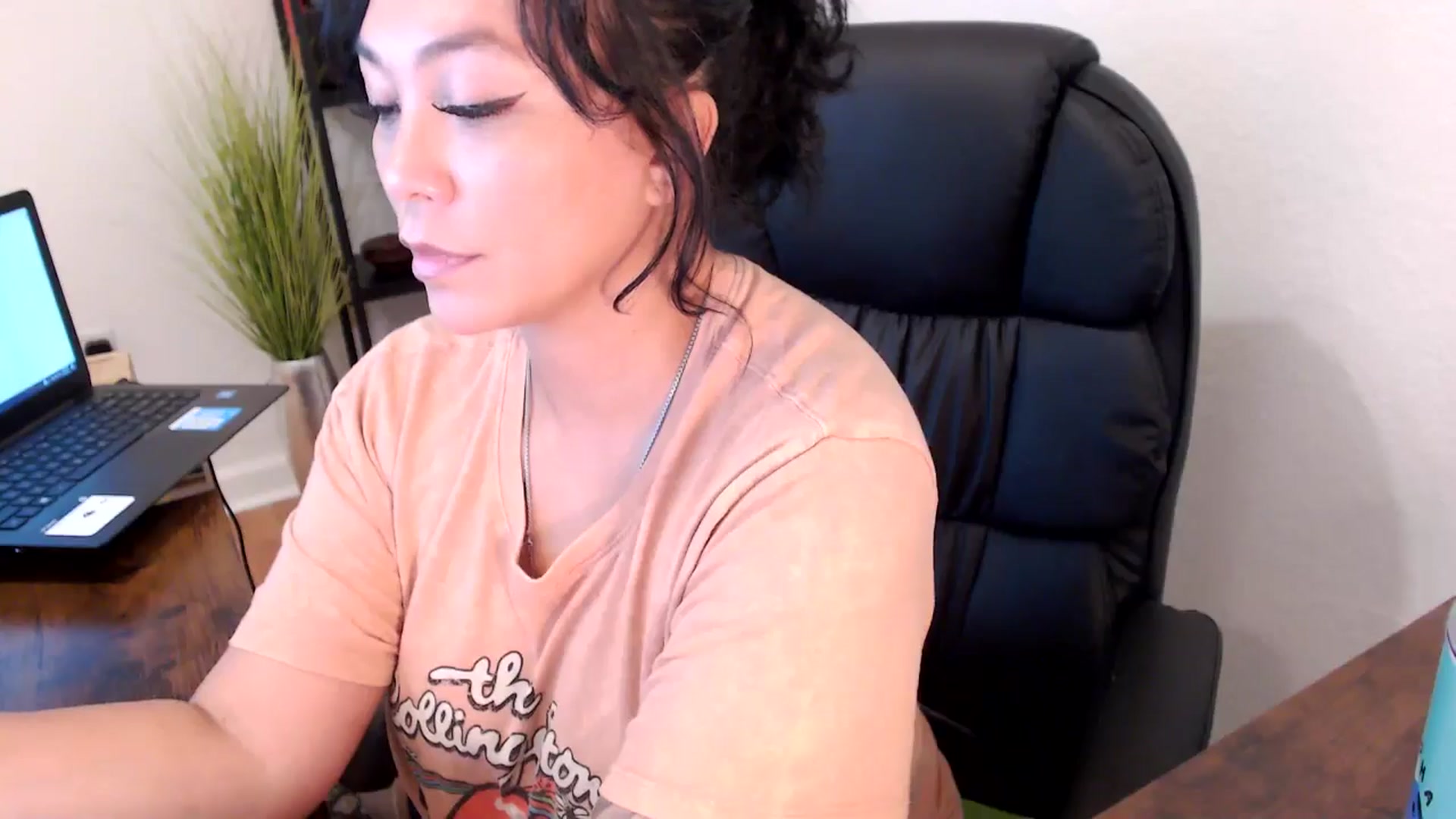 Gallery image thumbnail from MickaylaMinx's myfreecams stream on, 10/16/2024, 19:31 image 8 of 20