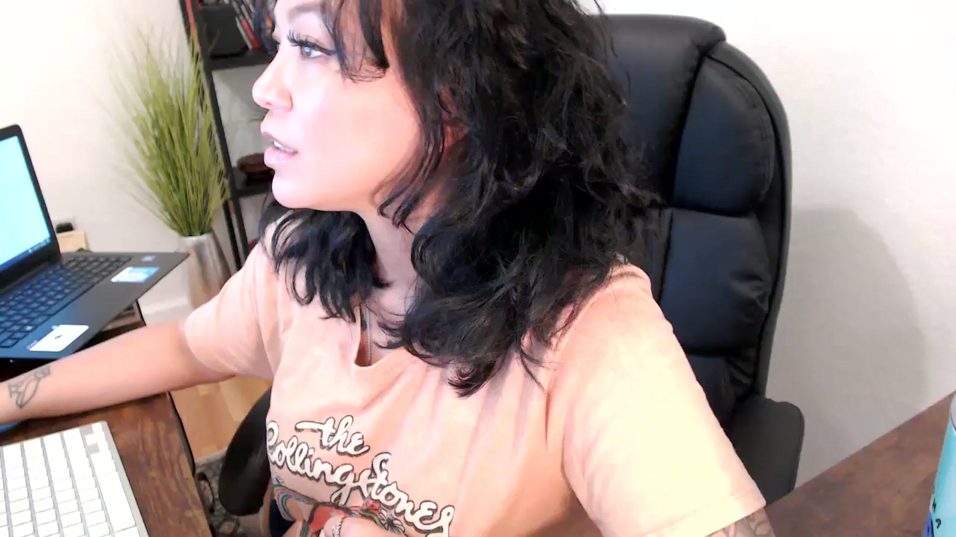 Gallery image thumbnail from MickaylaMinx's myfreecams stream on, 10/16/2024, 19:31 image 15 of 20