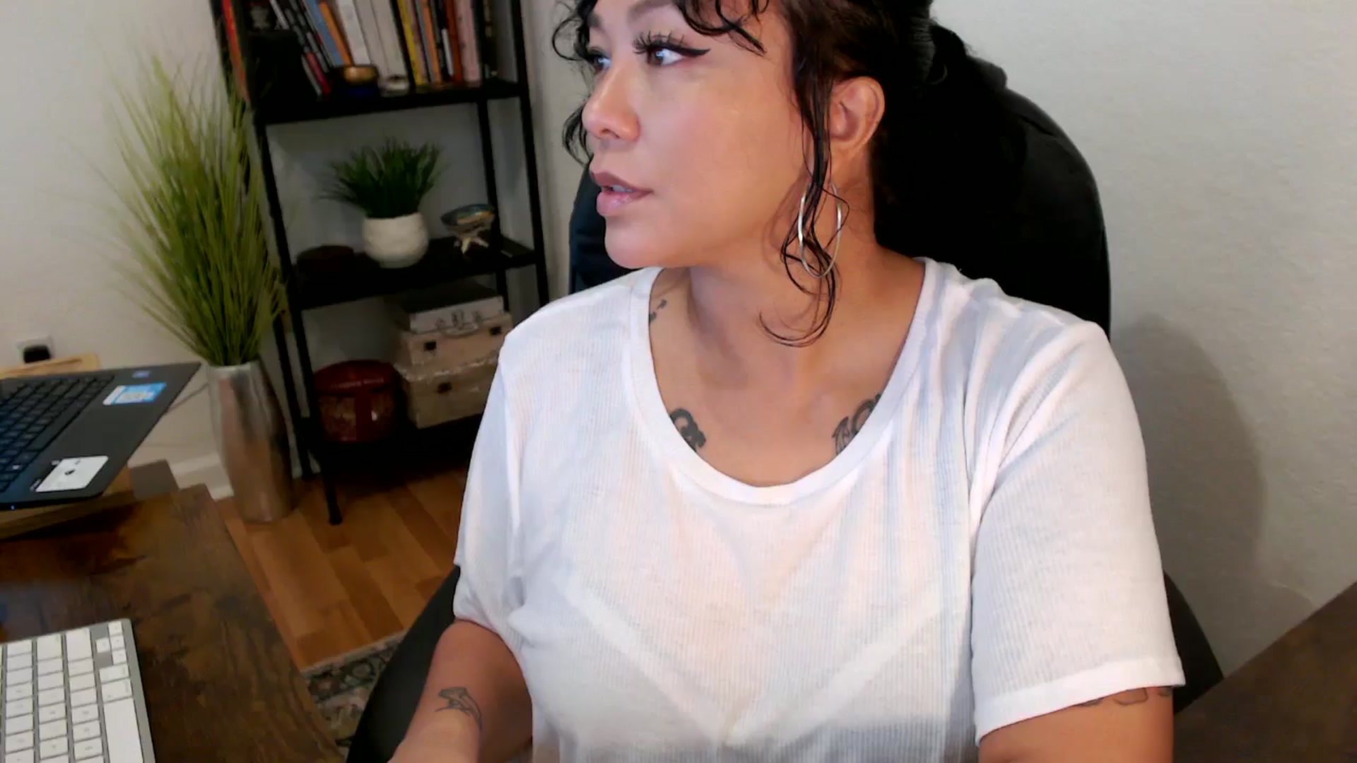 Gallery image thumbnail from MickaylaMinx's myfreecams stream on, 10/18/2024, 15:38 image 19 of 20