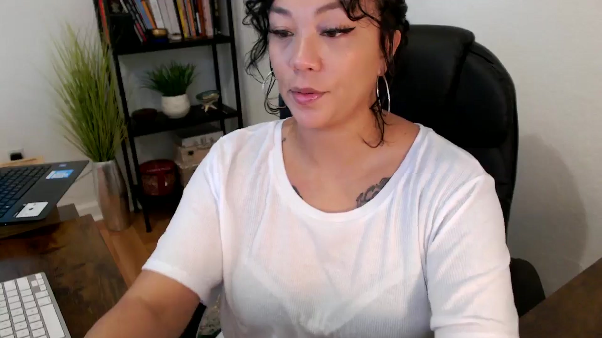 Gallery image thumbnail from MickaylaMinx's myfreecams stream on, 10/18/2024, 15:38 image 6 of 20