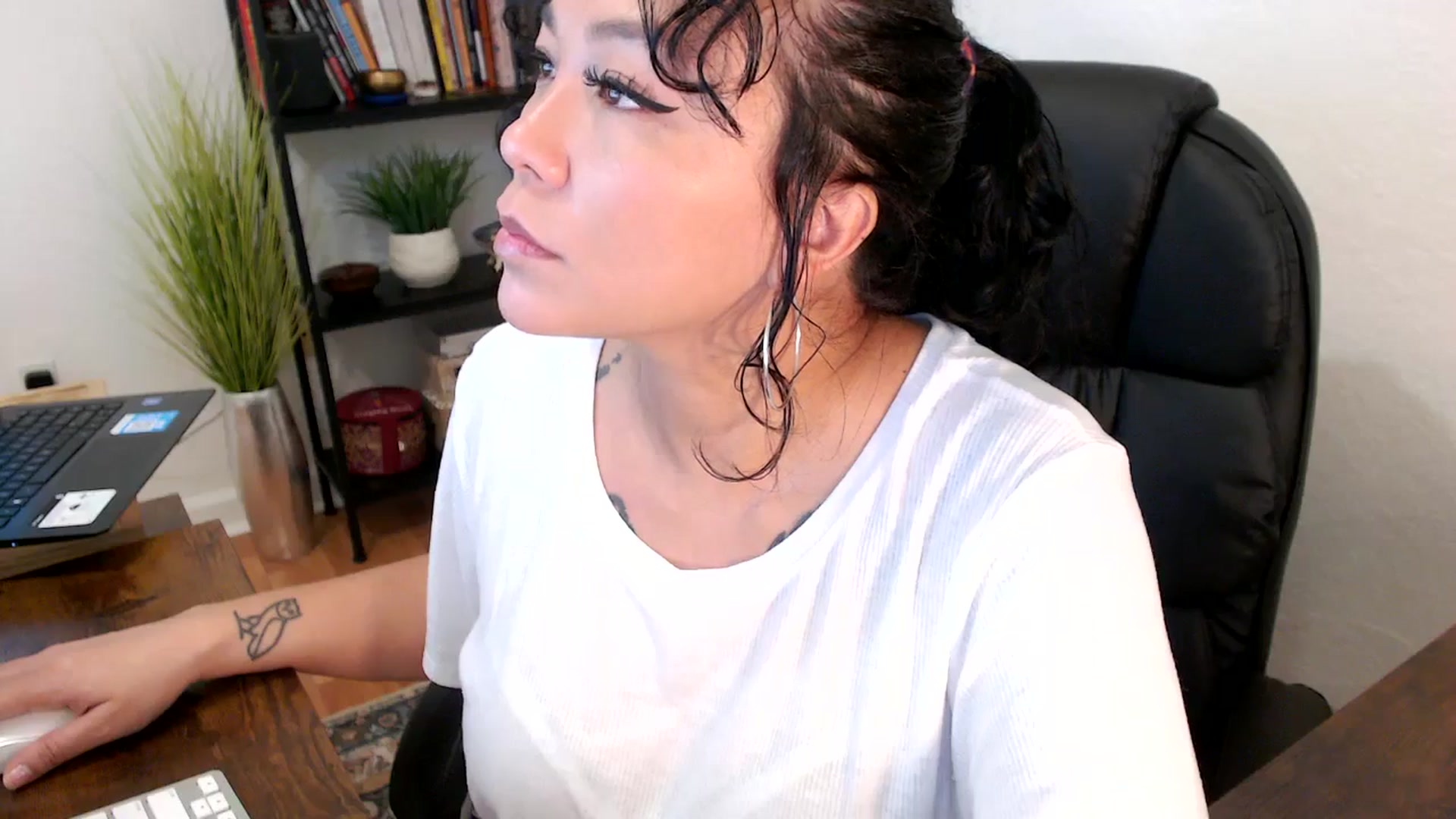 Gallery image thumbnail from MickaylaMinx's myfreecams stream on, 10/18/2024, 15:38 image 9 of 20