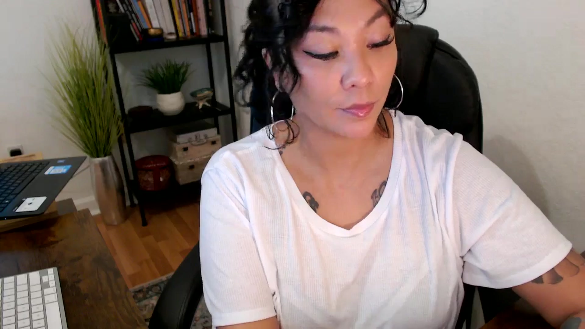 Gallery image thumbnail from MickaylaMinx's myfreecams stream on, 10/18/2024, 15:38 image 16 of 20