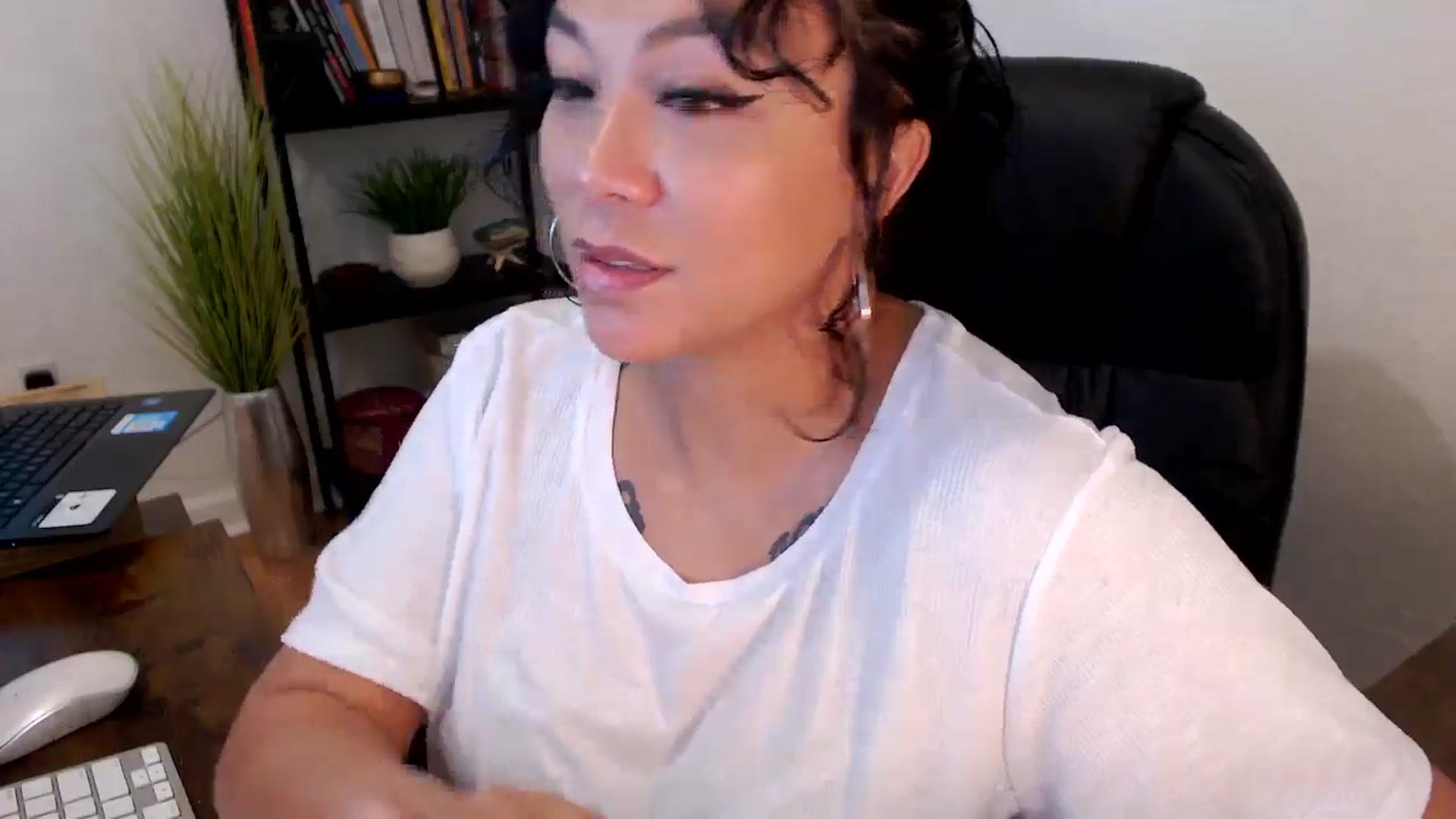 Gallery image thumbnail from MickaylaMinx's myfreecams stream on, 10/18/2024, 15:38 image 14 of 20