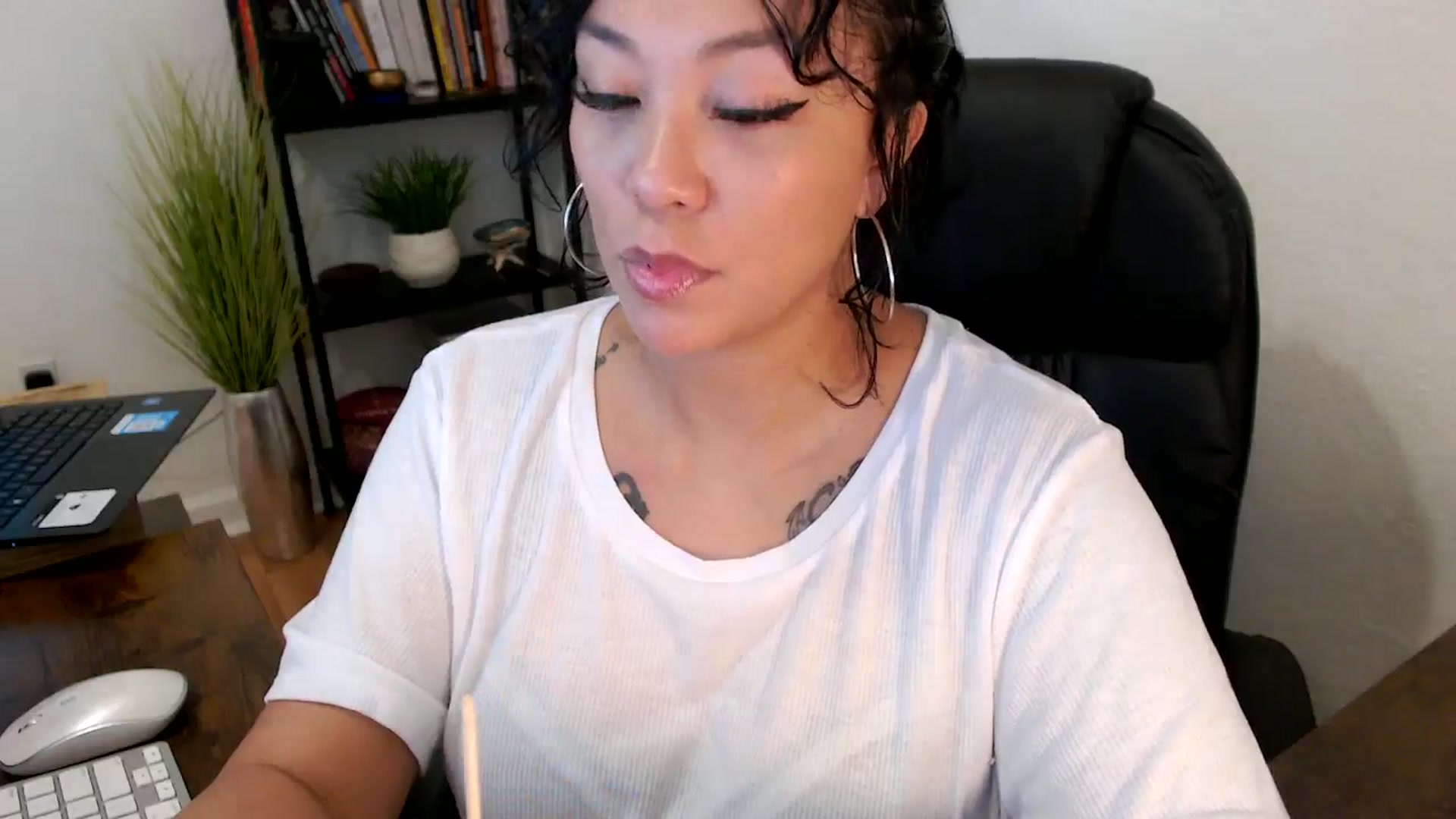 Gallery image thumbnail from MickaylaMinx's myfreecams stream on, 10/18/2024, 15:38 image 10 of 20