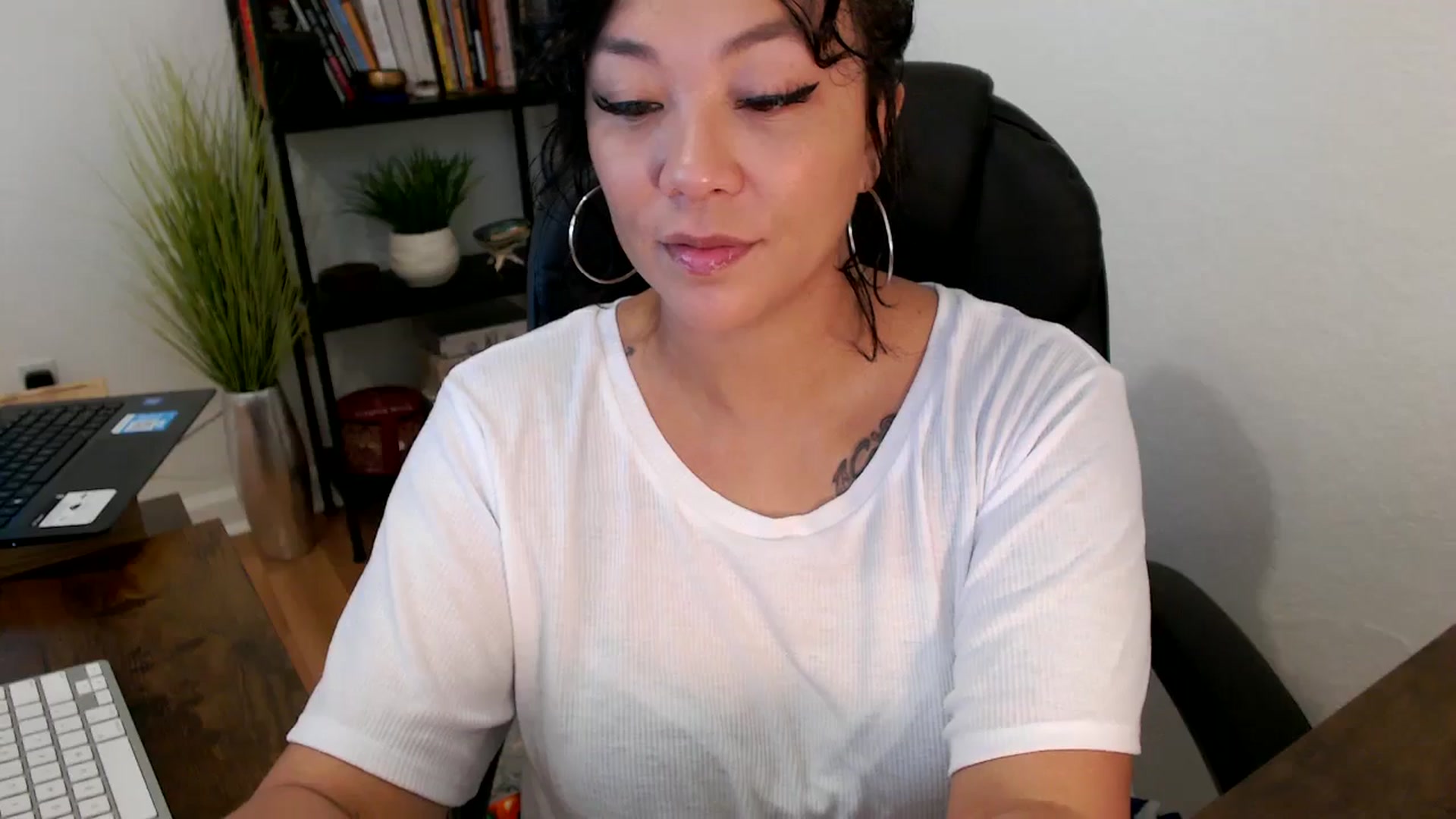 Gallery image thumbnail from MickaylaMinx's myfreecams stream on, 10/18/2024, 15:38 image 5 of 20