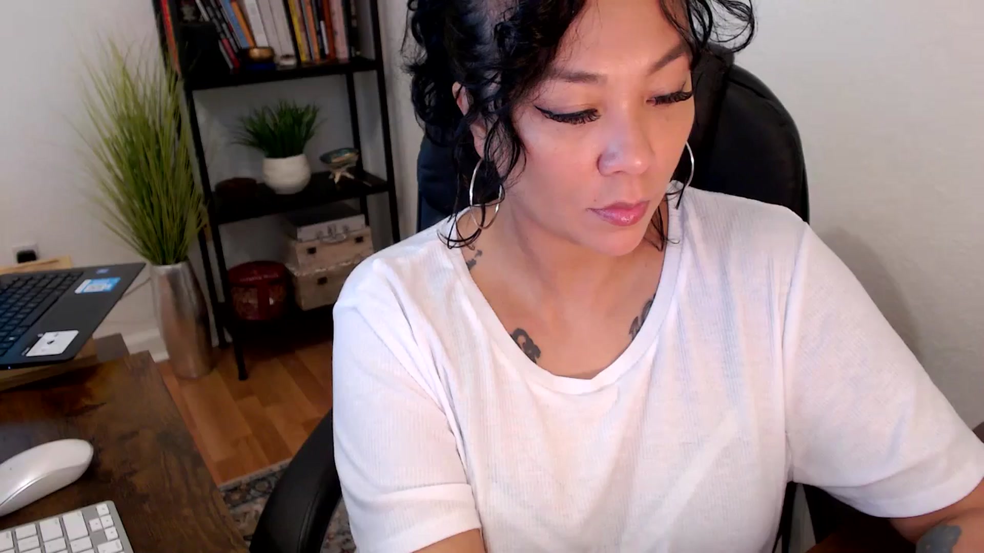 Gallery image thumbnail from MickaylaMinx's myfreecams stream on, 10/18/2024, 15:38 image 13 of 20