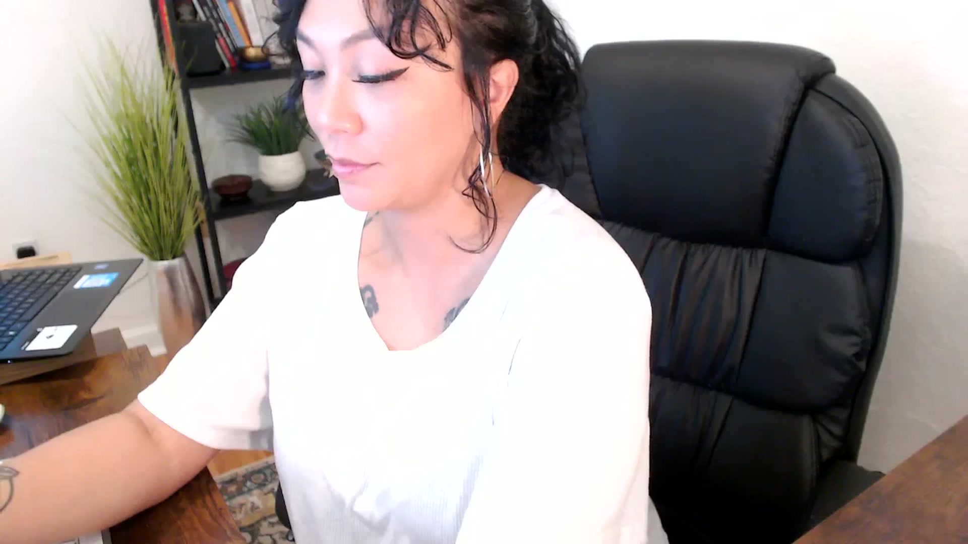 Gallery image thumbnail from MickaylaMinx's myfreecams stream on, 10/18/2024, 15:38 image 17 of 20