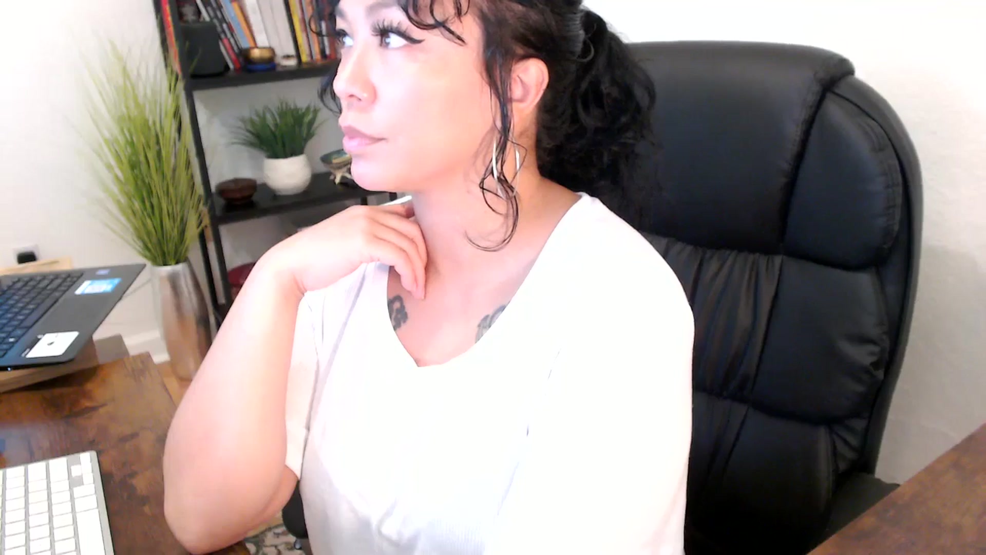 Gallery image thumbnail from MickaylaMinx's myfreecams stream on, 10/18/2024, 15:38 image 18 of 20