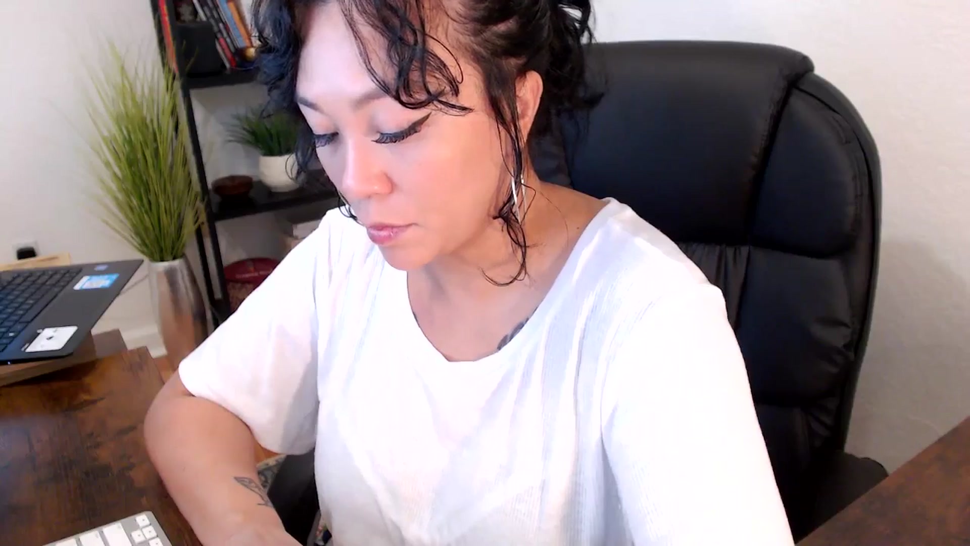 Gallery image thumbnail from MickaylaMinx's myfreecams stream on, 10/18/2024, 15:38 image 8 of 20