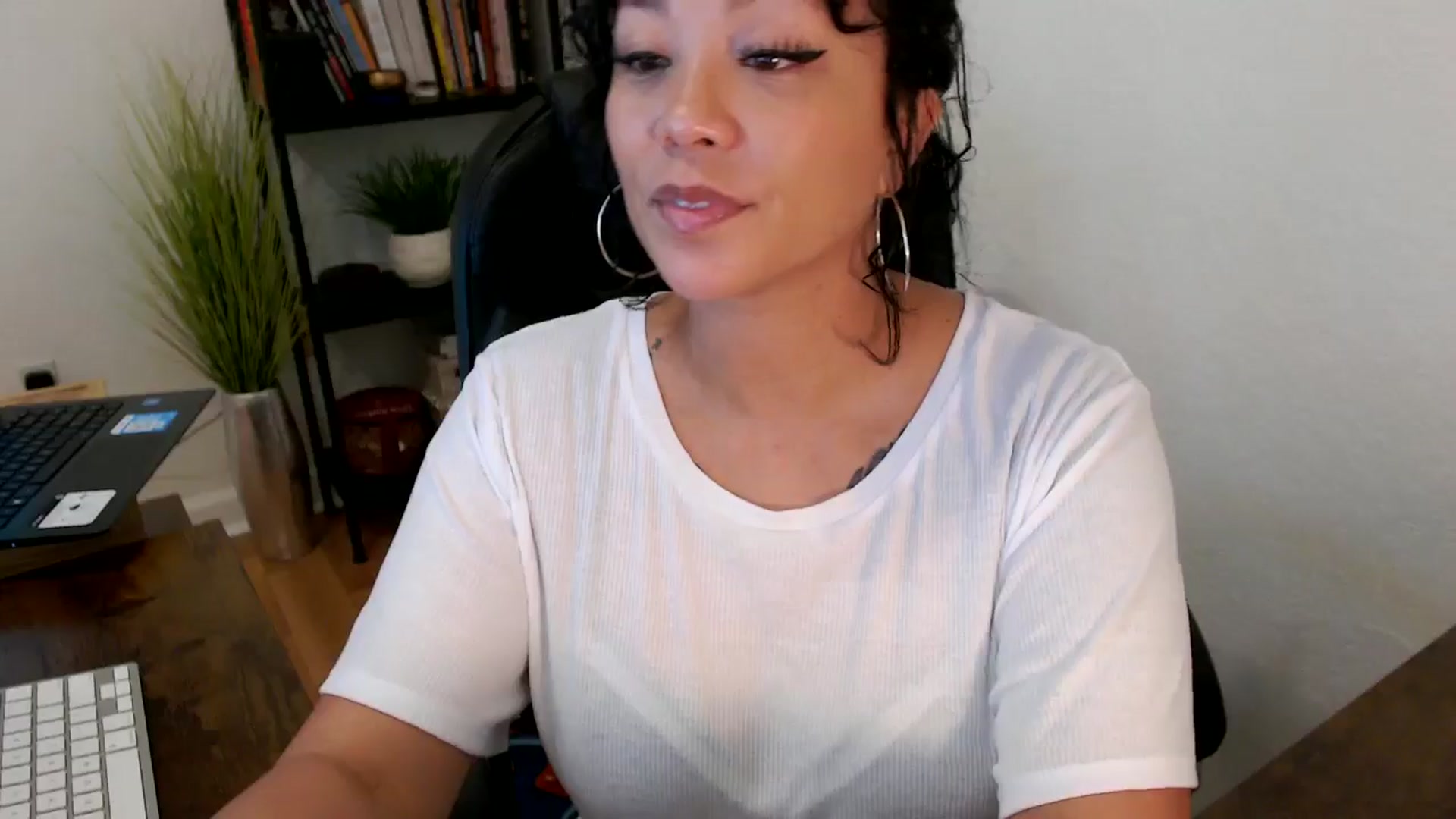Gallery image thumbnail from MickaylaMinx's myfreecams stream on, 10/18/2024, 15:53 image 12 of 20