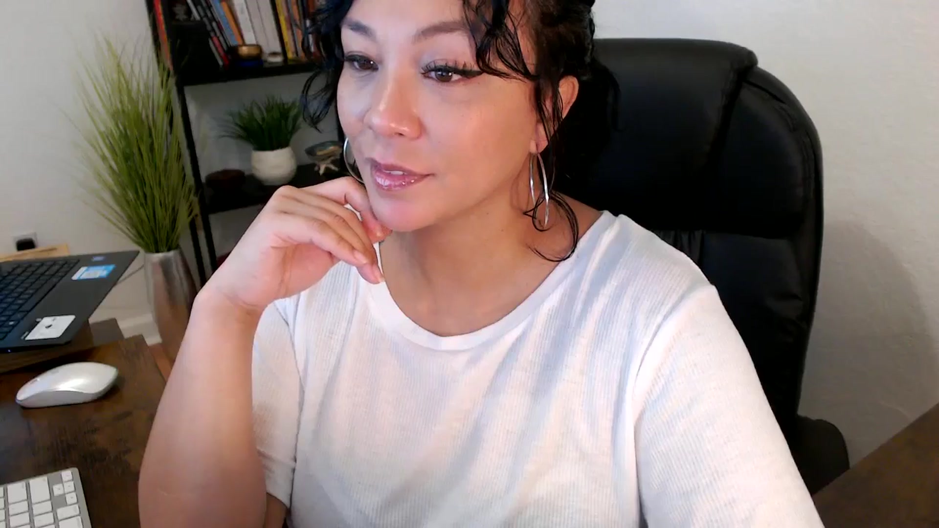Gallery image thumbnail from MickaylaMinx's myfreecams stream on, 10/18/2024, 16:46 image 9 of 20