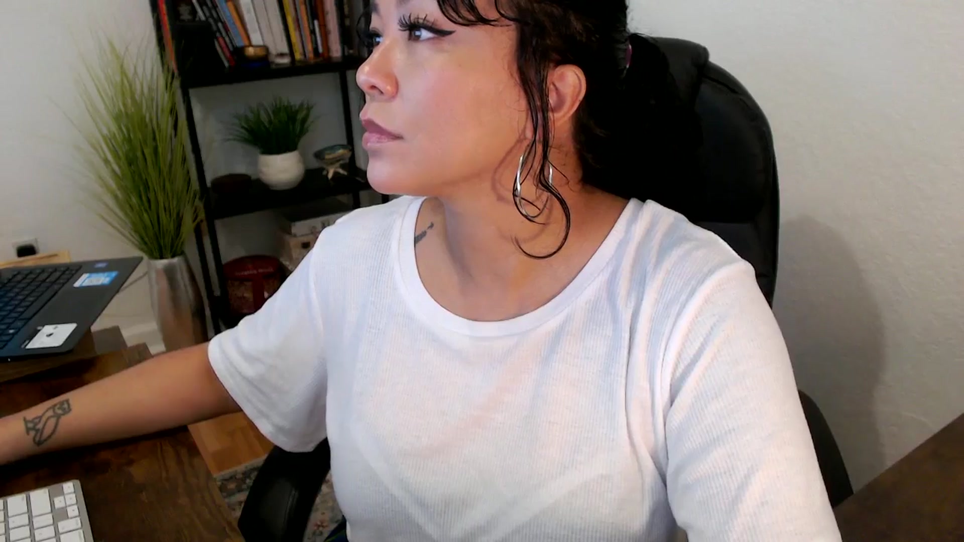 Gallery image thumbnail from MickaylaMinx's myfreecams stream on, 10/18/2024, 16:46 image 17 of 20
