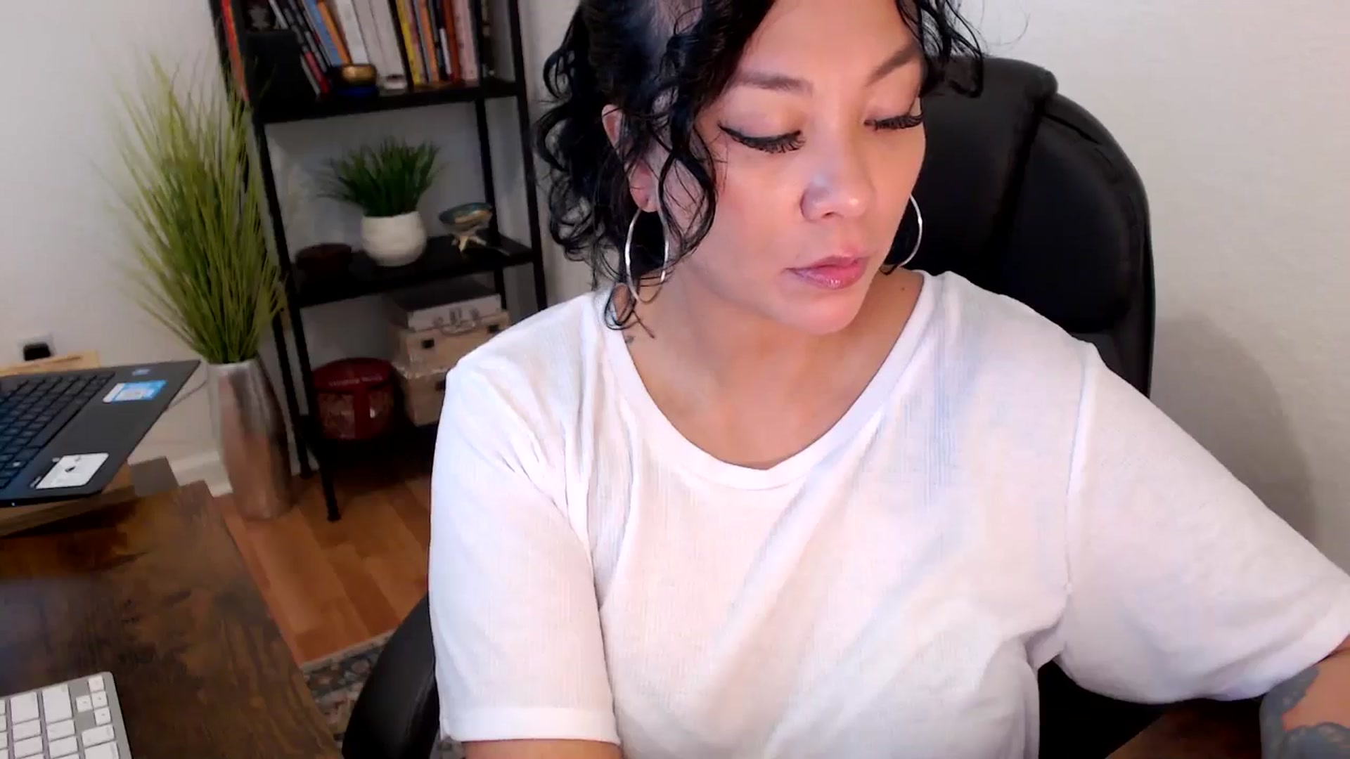 Gallery image thumbnail from MickaylaMinx's myfreecams stream on, 10/18/2024, 16:46 image 6 of 20