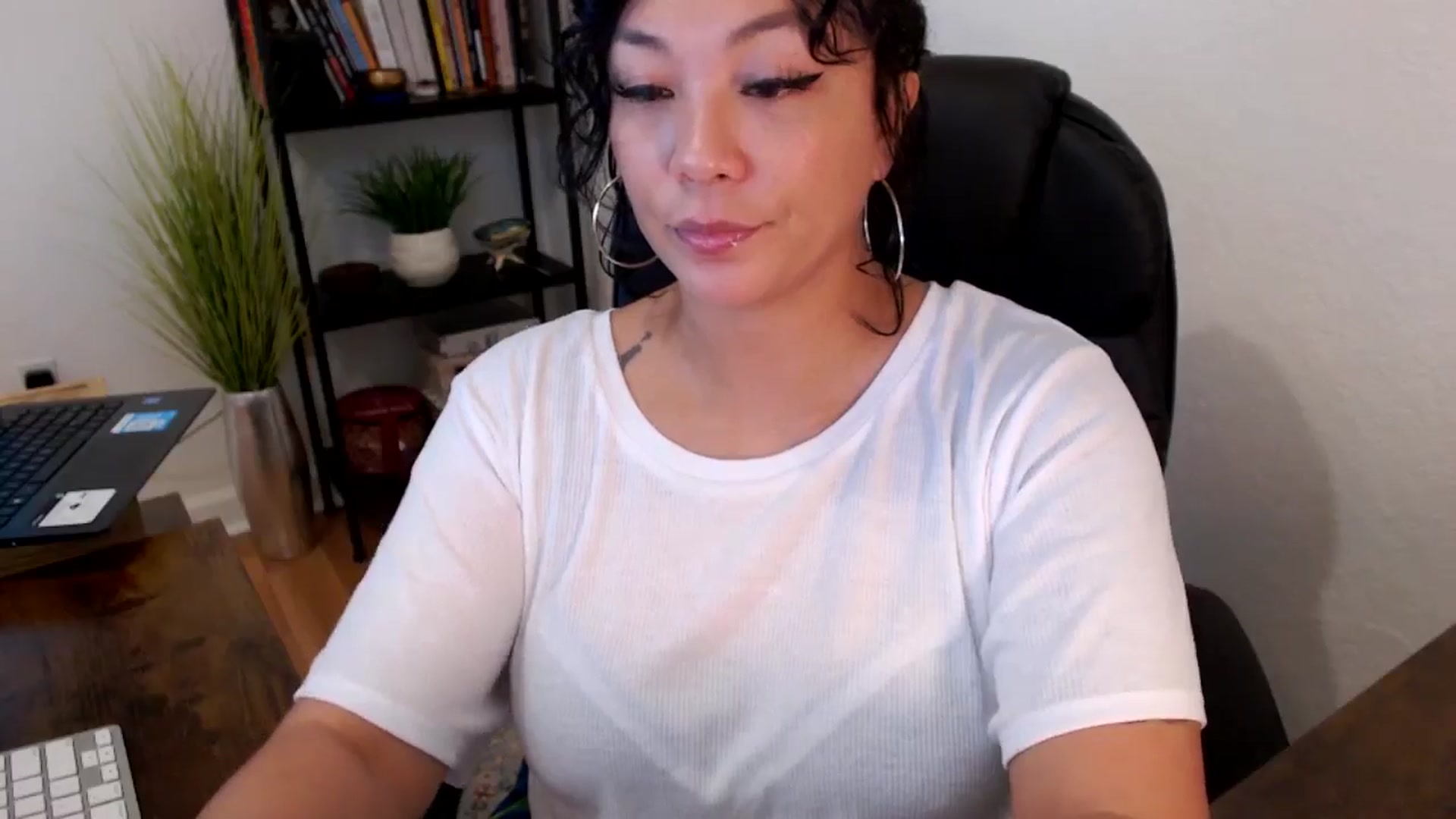 Gallery image thumbnail from MickaylaMinx's myfreecams stream on, 10/18/2024, 16:46 image 14 of 20