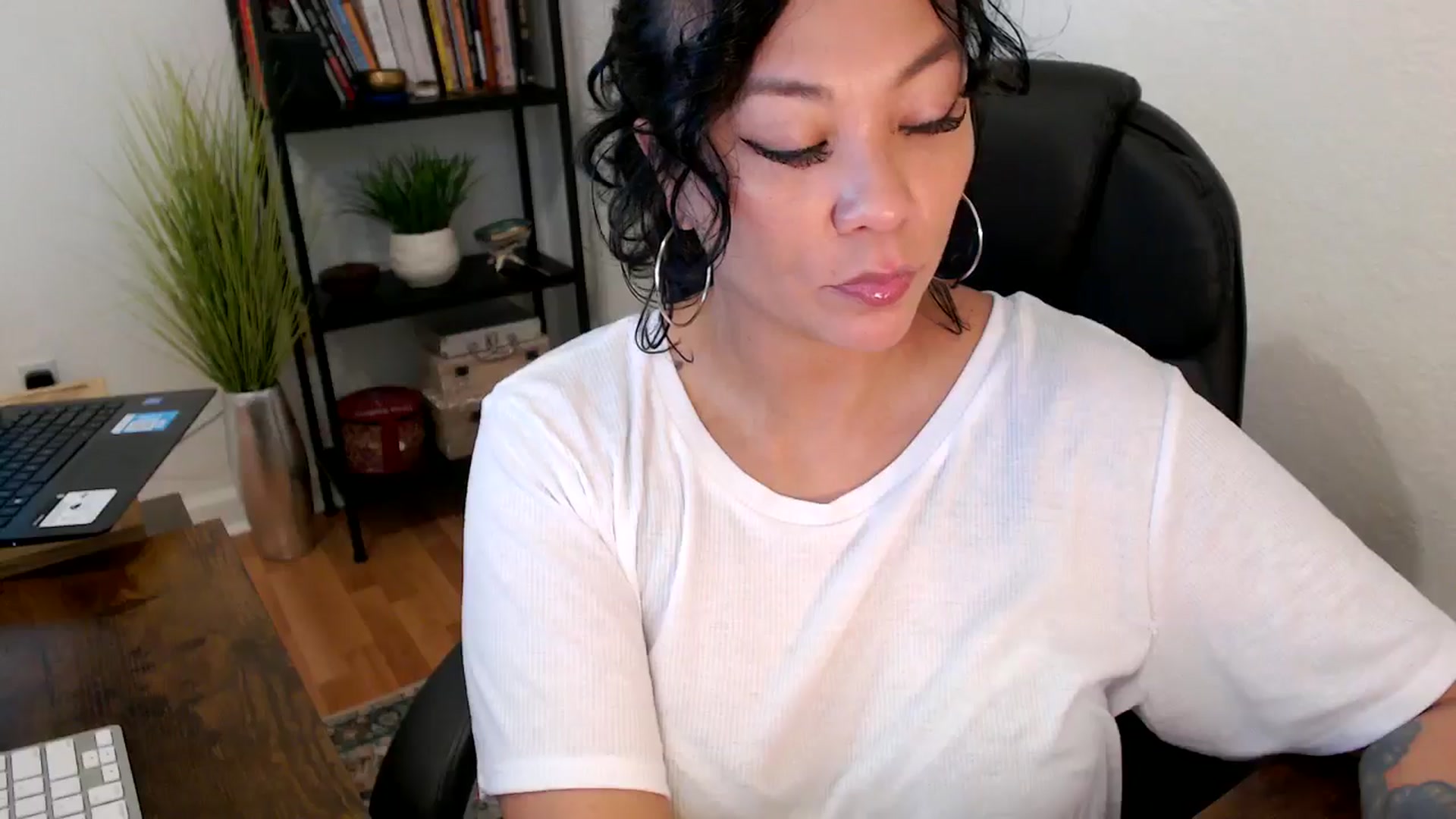 Gallery image thumbnail from MickaylaMinx's myfreecams stream on, 10/18/2024, 16:46 image 5 of 20