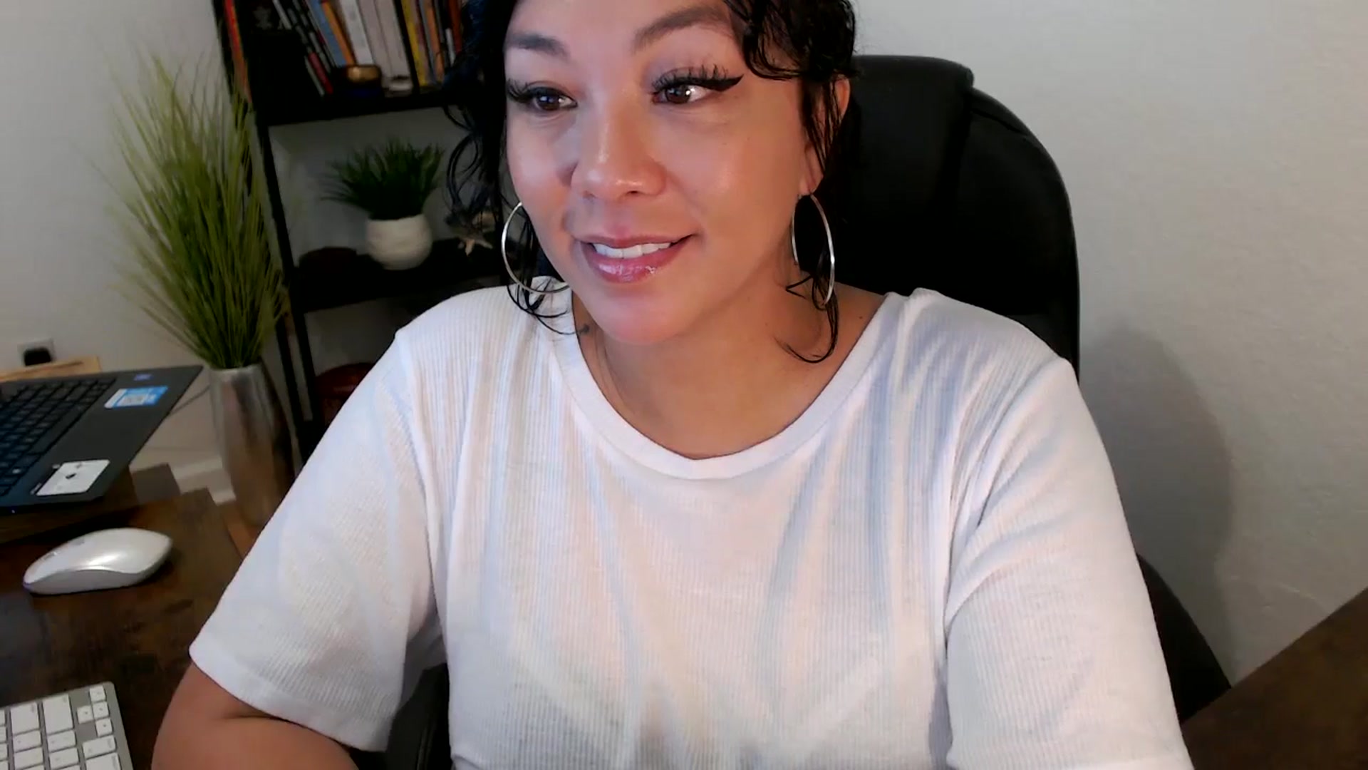 Gallery image thumbnail from MickaylaMinx's myfreecams stream on, 10/18/2024, 16:46 image 10 of 20