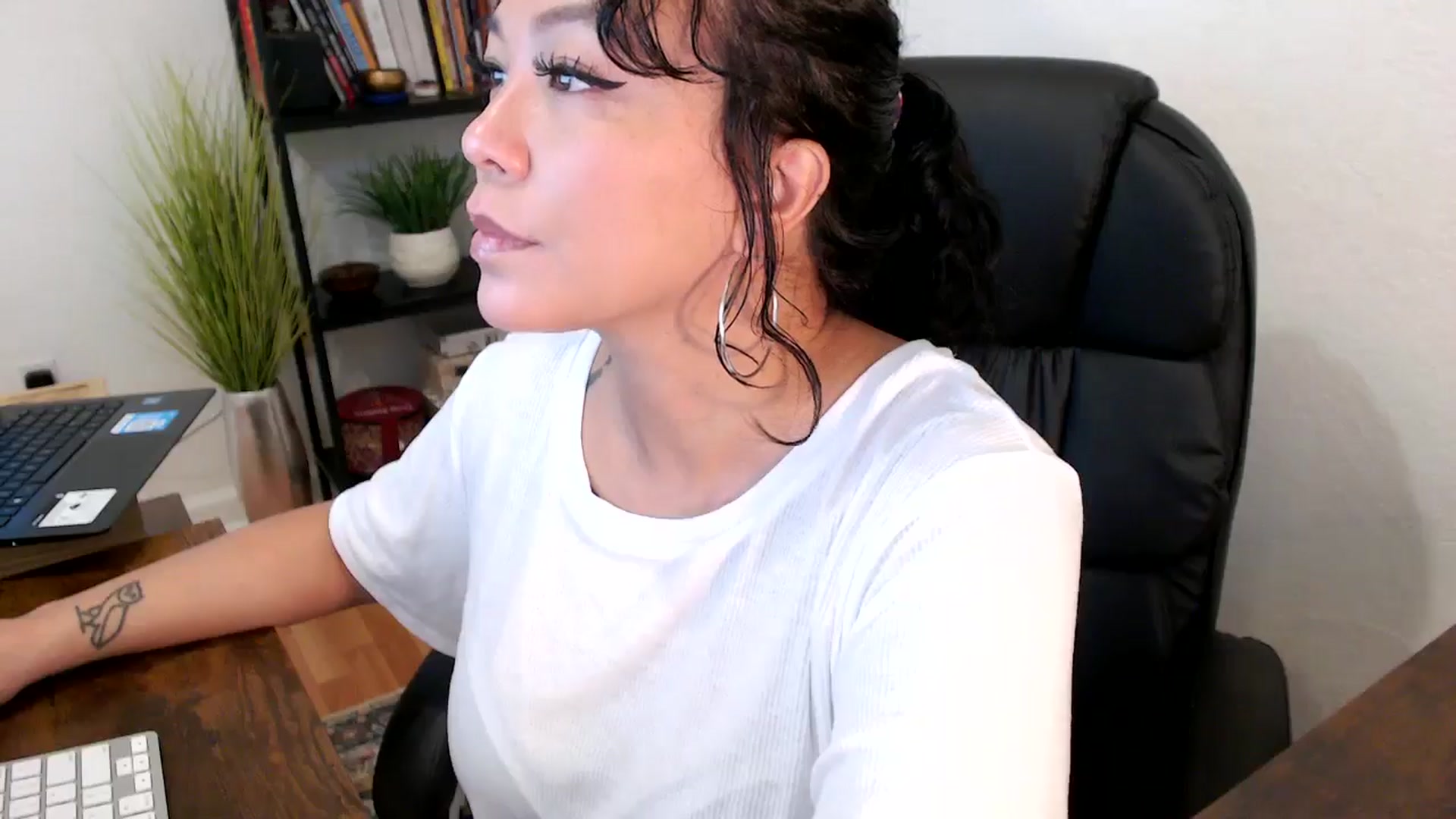 Gallery image thumbnail from MickaylaMinx's myfreecams stream on, 10/18/2024, 16:46 image 20 of 20