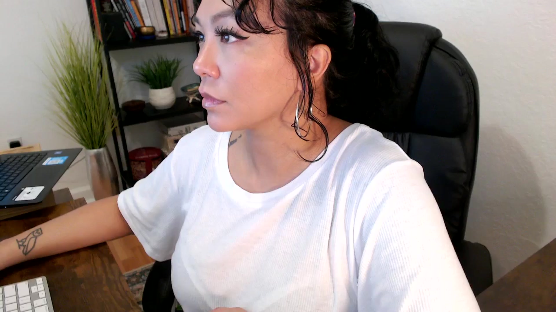 Gallery image thumbnail from MickaylaMinx's myfreecams stream on, 10/18/2024, 16:46 image 18 of 20