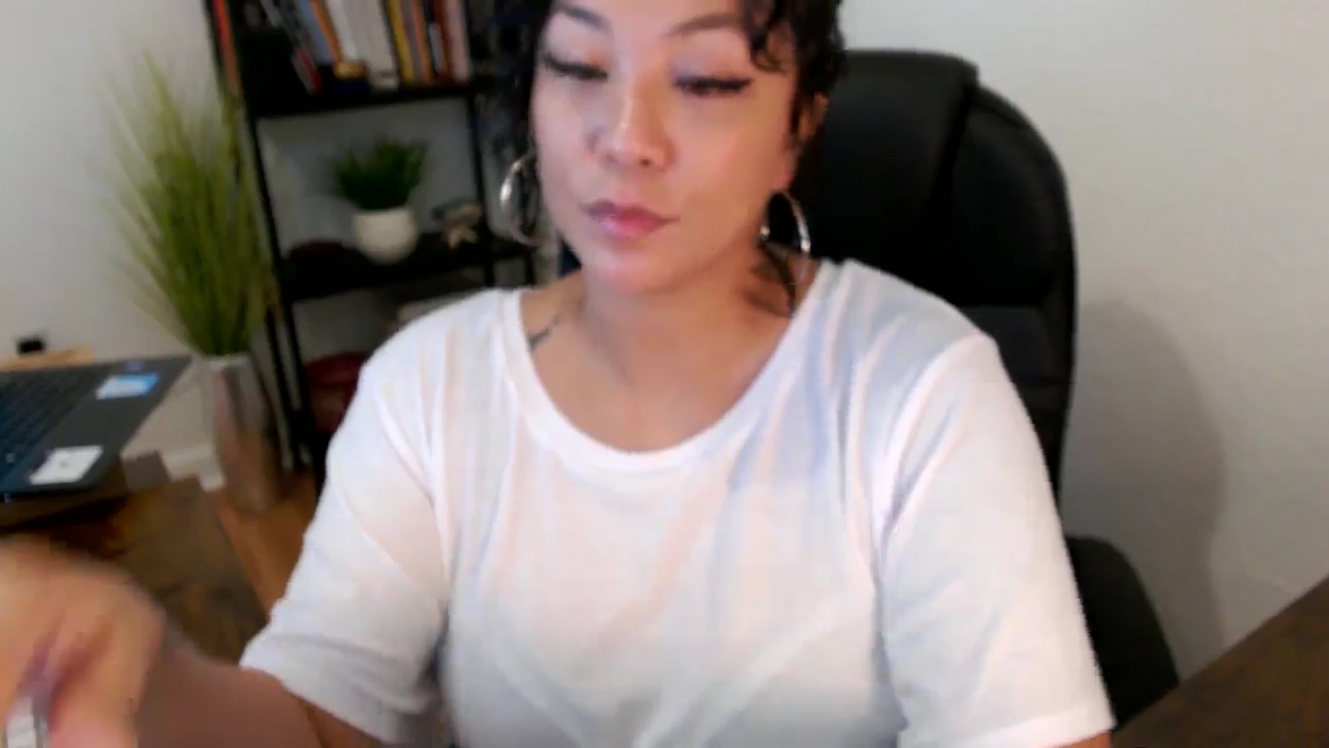 Gallery image thumbnail from MickaylaMinx's myfreecams stream on, 10/18/2024, 16:46 image 16 of 20