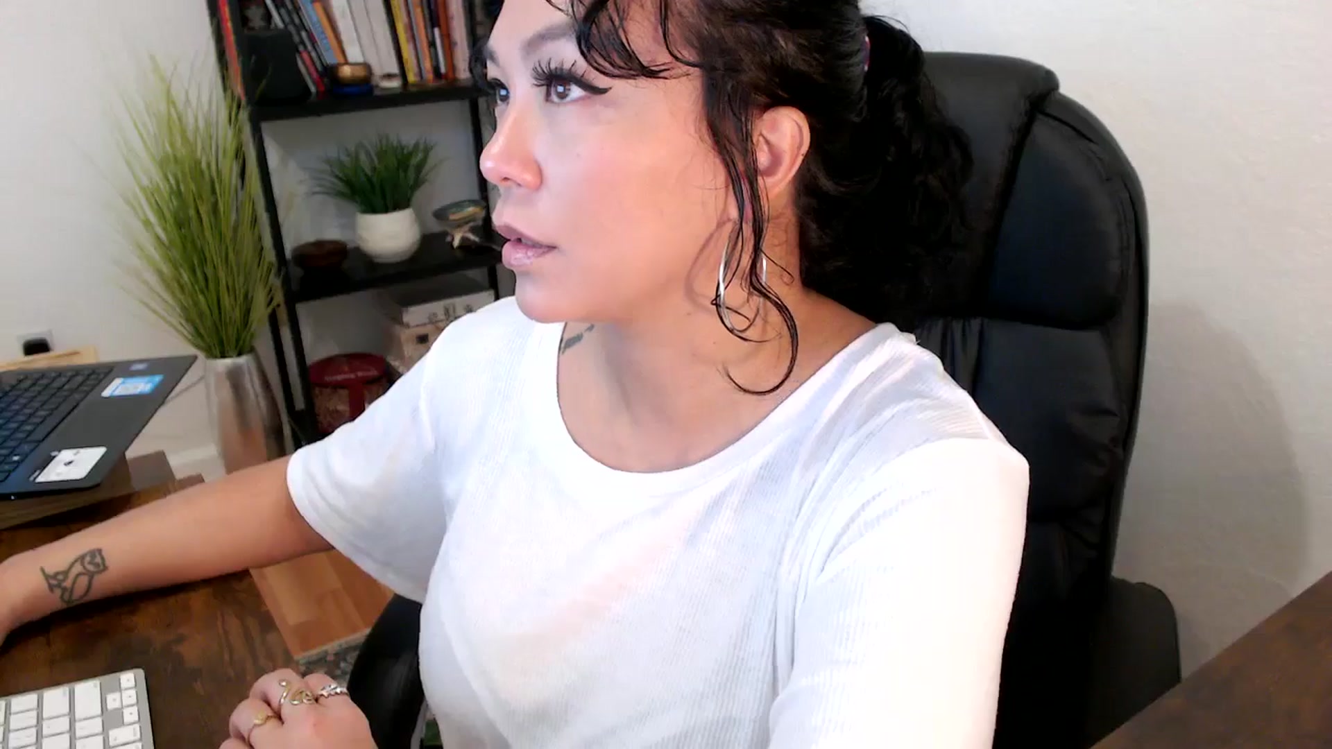 Gallery image thumbnail from MickaylaMinx's myfreecams stream on, 10/18/2024, 16:46 image 19 of 20