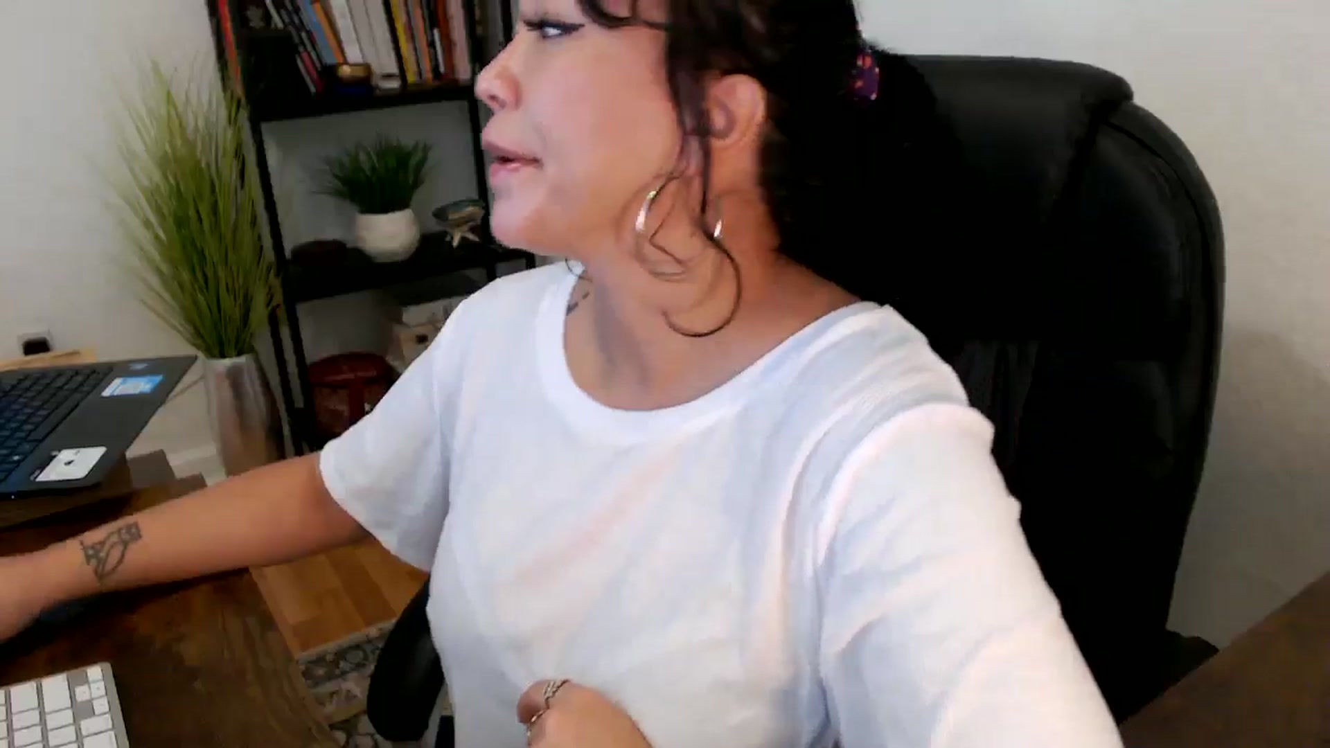 Gallery image thumbnail from MickaylaMinx's myfreecams stream on, 10/18/2024, 16:46 image 11 of 20