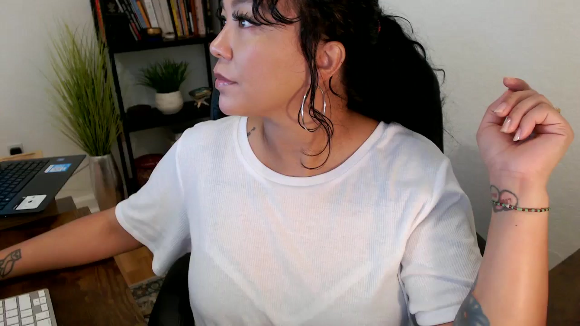 Gallery image thumbnail from MickaylaMinx's myfreecams stream on, 10/18/2024, 16:46 image 1 of 20