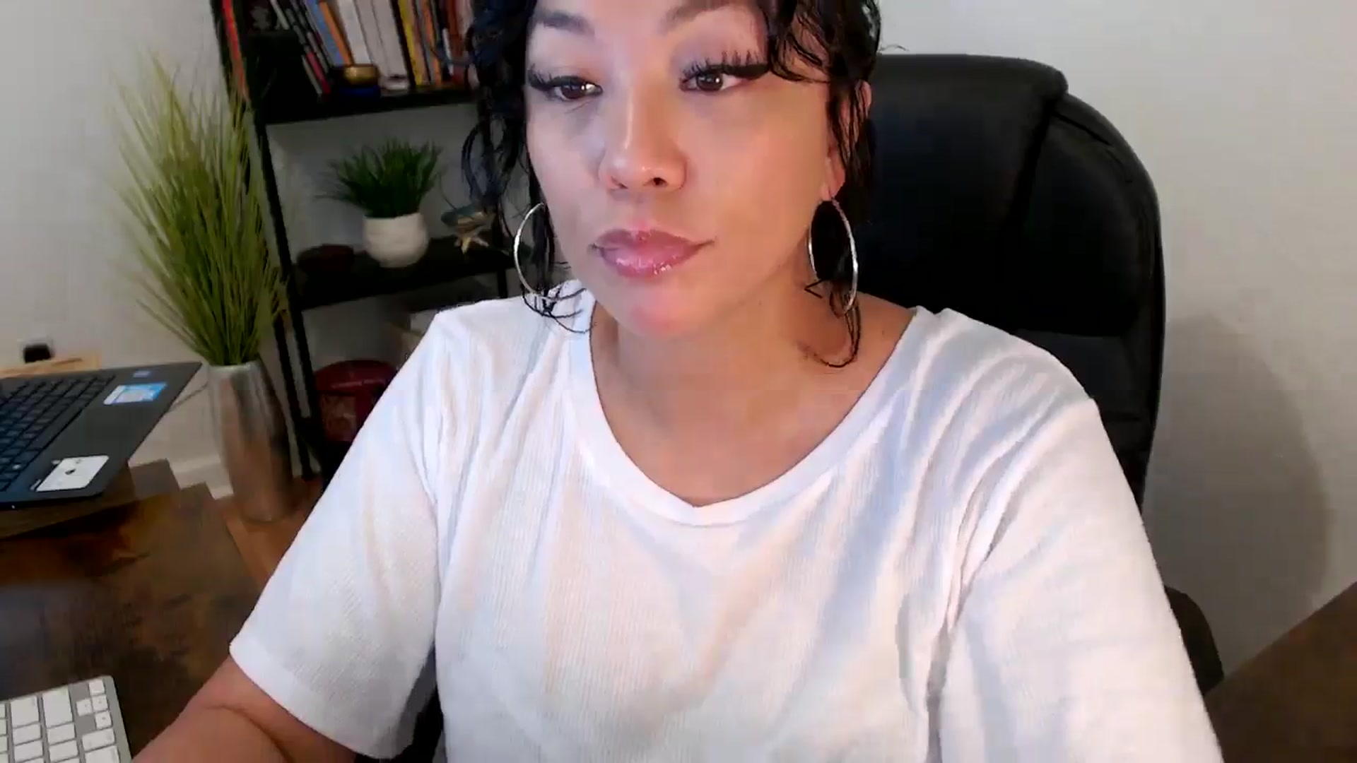 Gallery image thumbnail from MickaylaMinx's myfreecams stream on, 10/18/2024, 16:46 image 4 of 20