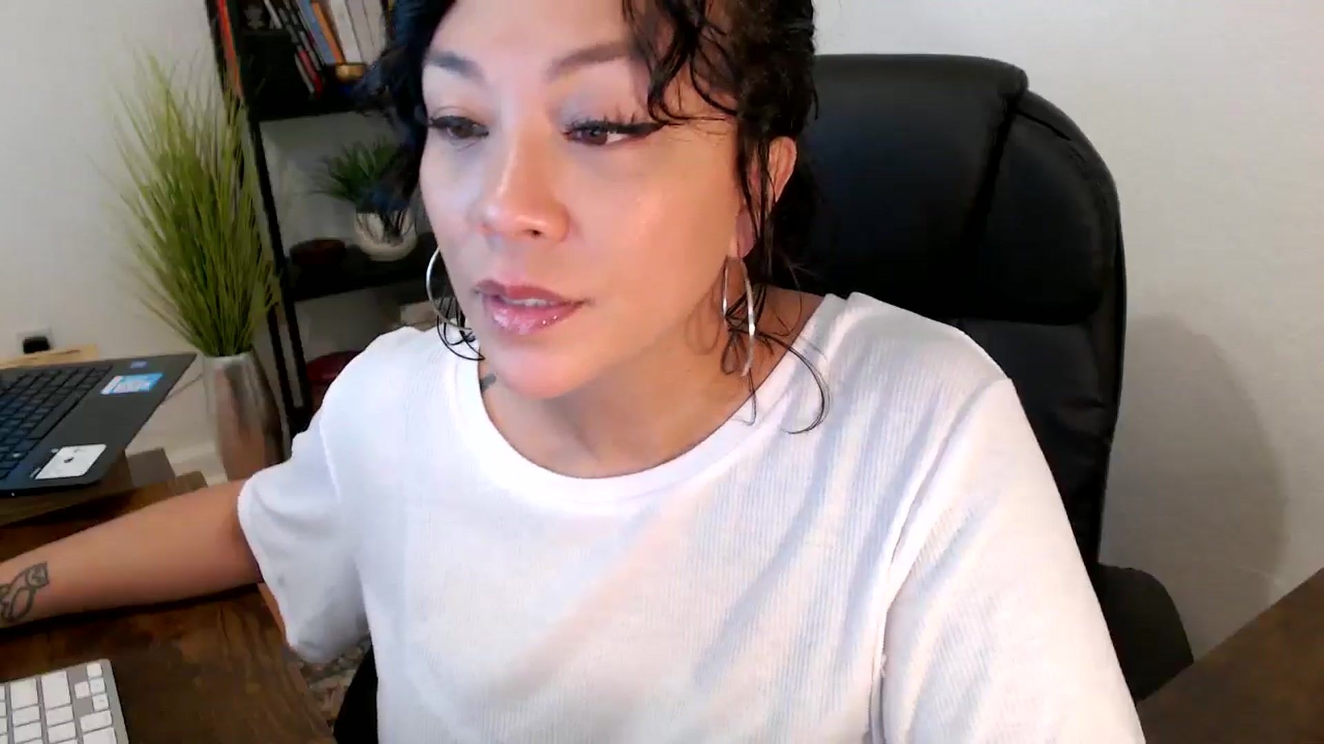 Gallery image thumbnail from MickaylaMinx's myfreecams stream on, 10/18/2024, 16:46 image 2 of 20