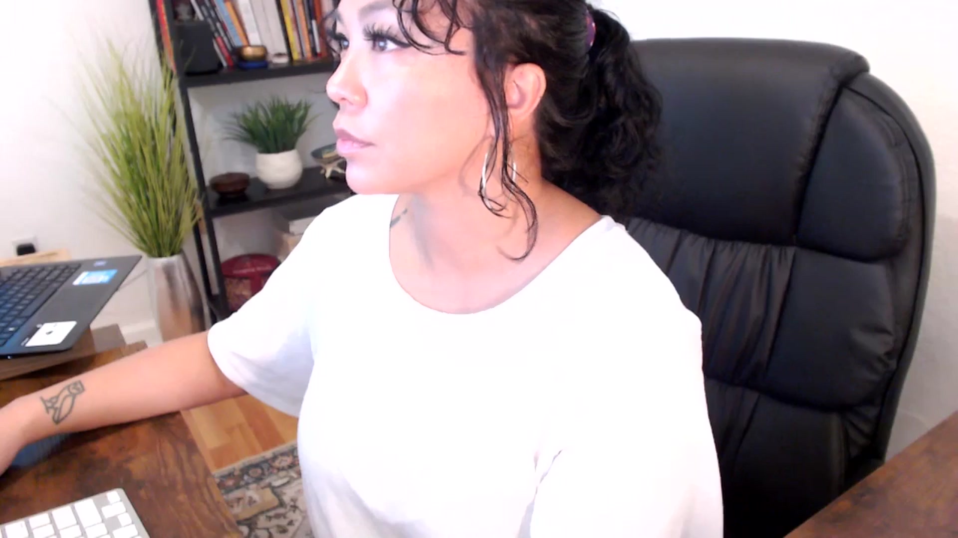 Gallery image thumbnail from MickaylaMinx's myfreecams stream on, 10/18/2024, 17:13 image 7 of 20