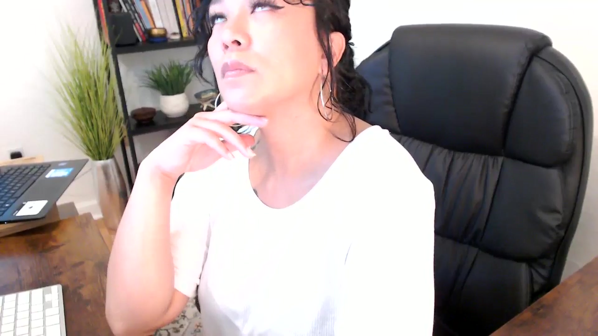 Gallery image thumbnail from MickaylaMinx's myfreecams stream on, 10/18/2024, 17:13 image 19 of 20