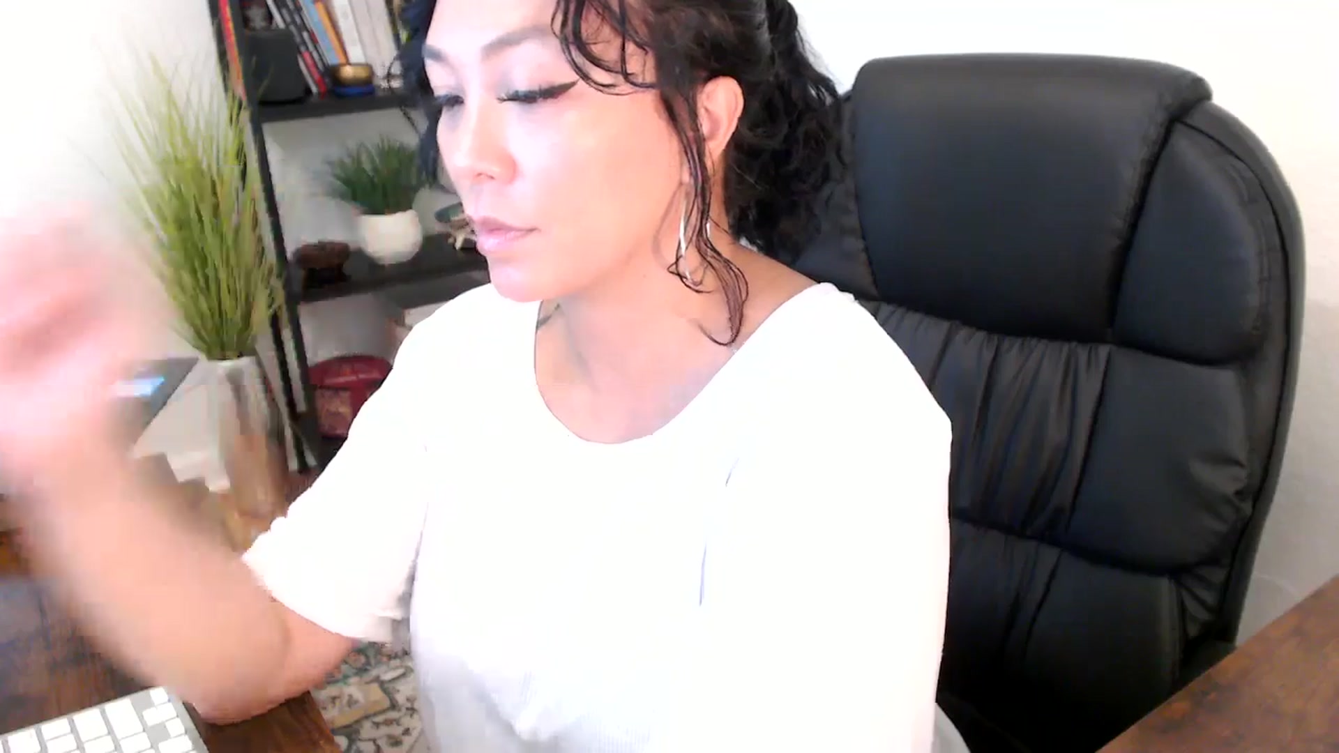 Gallery image thumbnail from MickaylaMinx's myfreecams stream on, 10/18/2024, 17:13 image 6 of 20