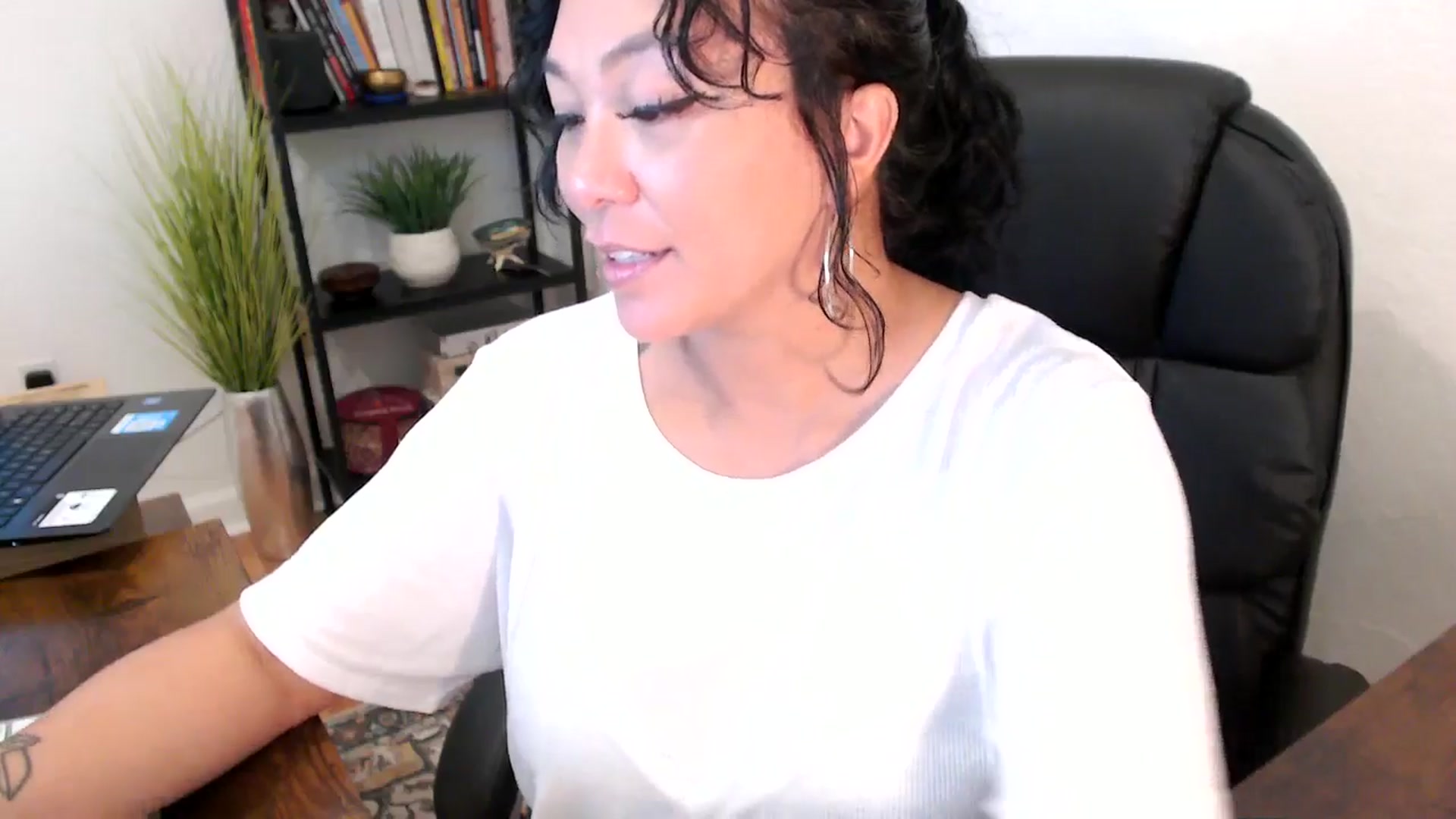 Gallery image thumbnail from MickaylaMinx's myfreecams stream on, 10/18/2024, 17:13 image 17 of 20