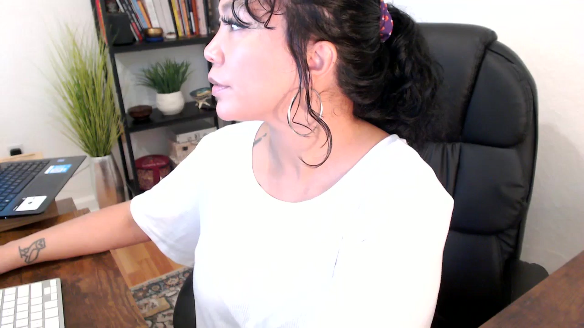 Gallery image thumbnail from MickaylaMinx's myfreecams stream on, 10/18/2024, 17:13 image 16 of 20