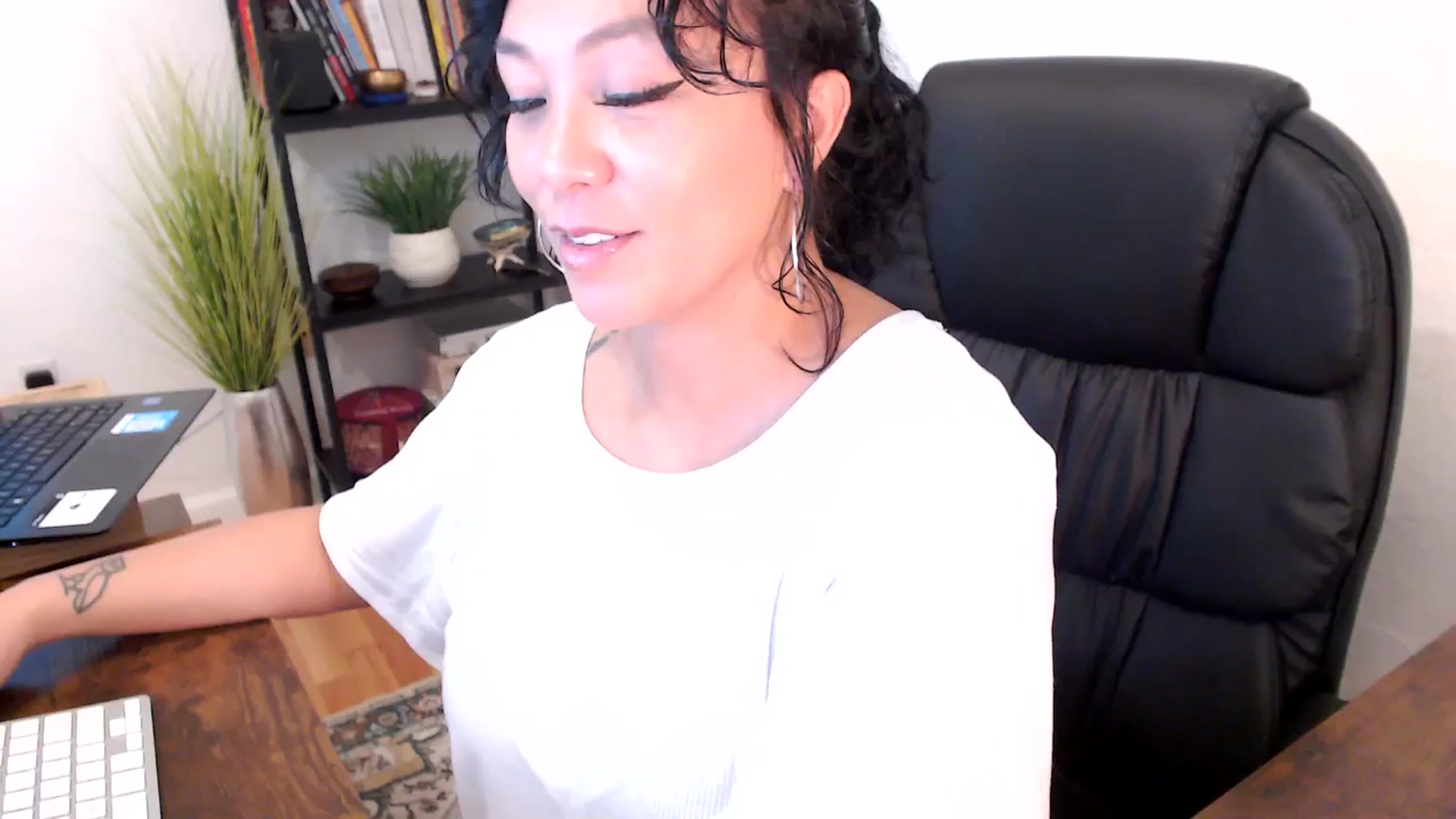 Gallery image thumbnail from MickaylaMinx's myfreecams stream on, 10/18/2024, 17:13 image 13 of 20
