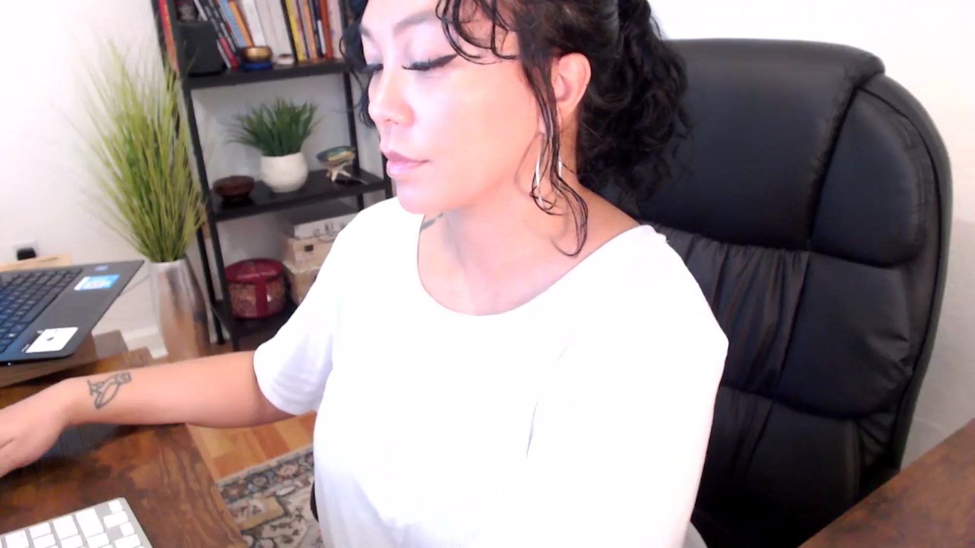 Gallery image thumbnail from MickaylaMinx's myfreecams stream on, 10/18/2024, 17:13 image 8 of 20