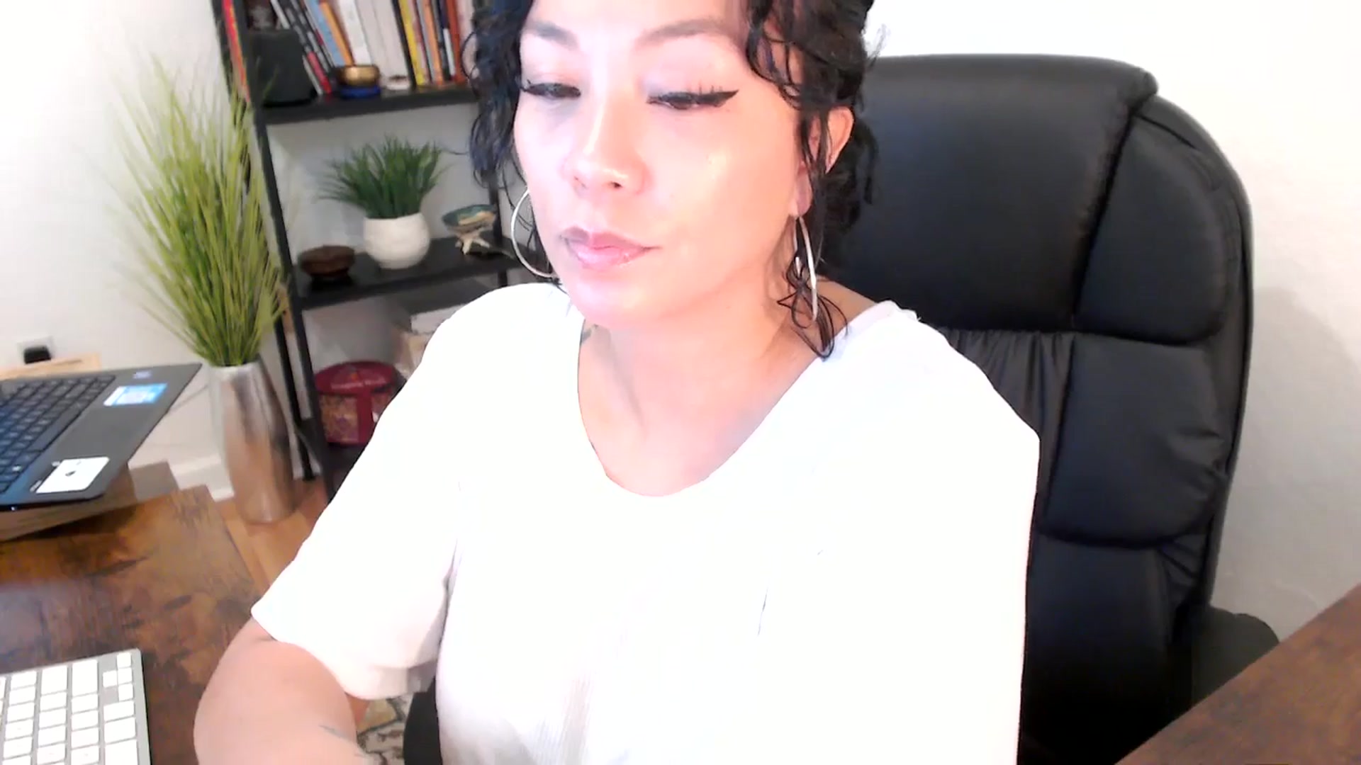 Gallery image thumbnail from MickaylaMinx's myfreecams stream on, 10/18/2024, 17:13 image 15 of 20