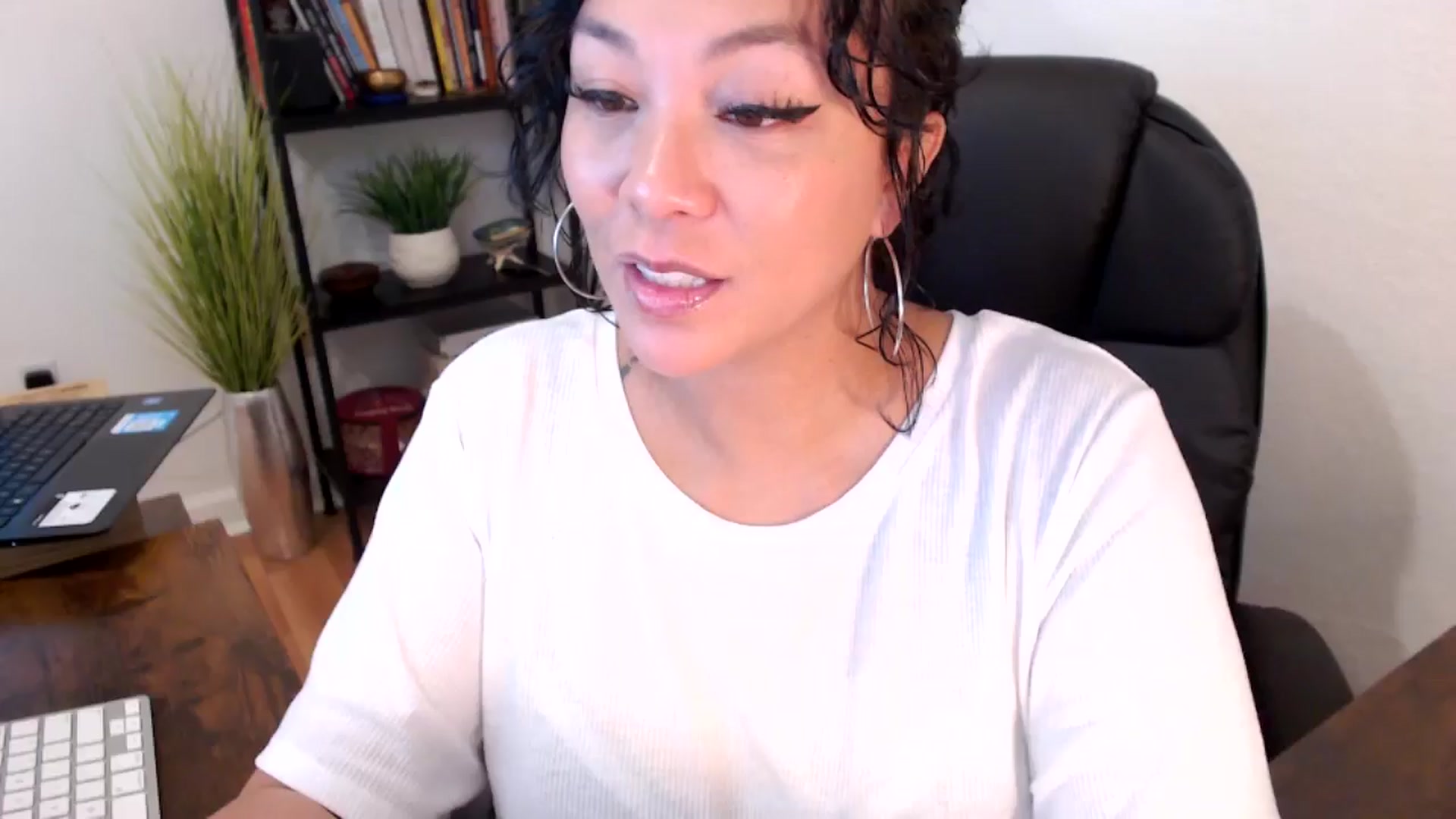 Gallery image thumbnail from MickaylaMinx's myfreecams stream on, 10/18/2024, 17:13 image 10 of 20