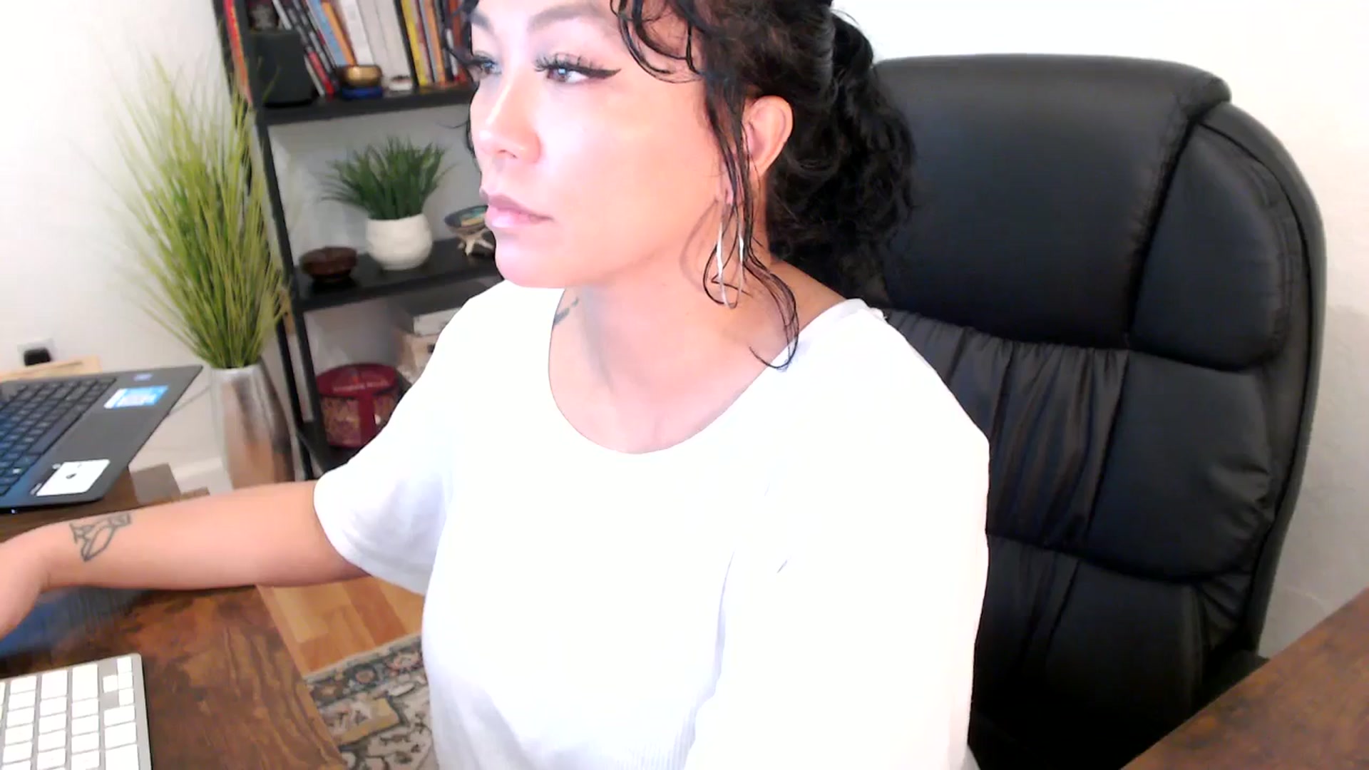 Gallery image thumbnail from MickaylaMinx's myfreecams stream on, 10/18/2024, 17:13 image 14 of 20