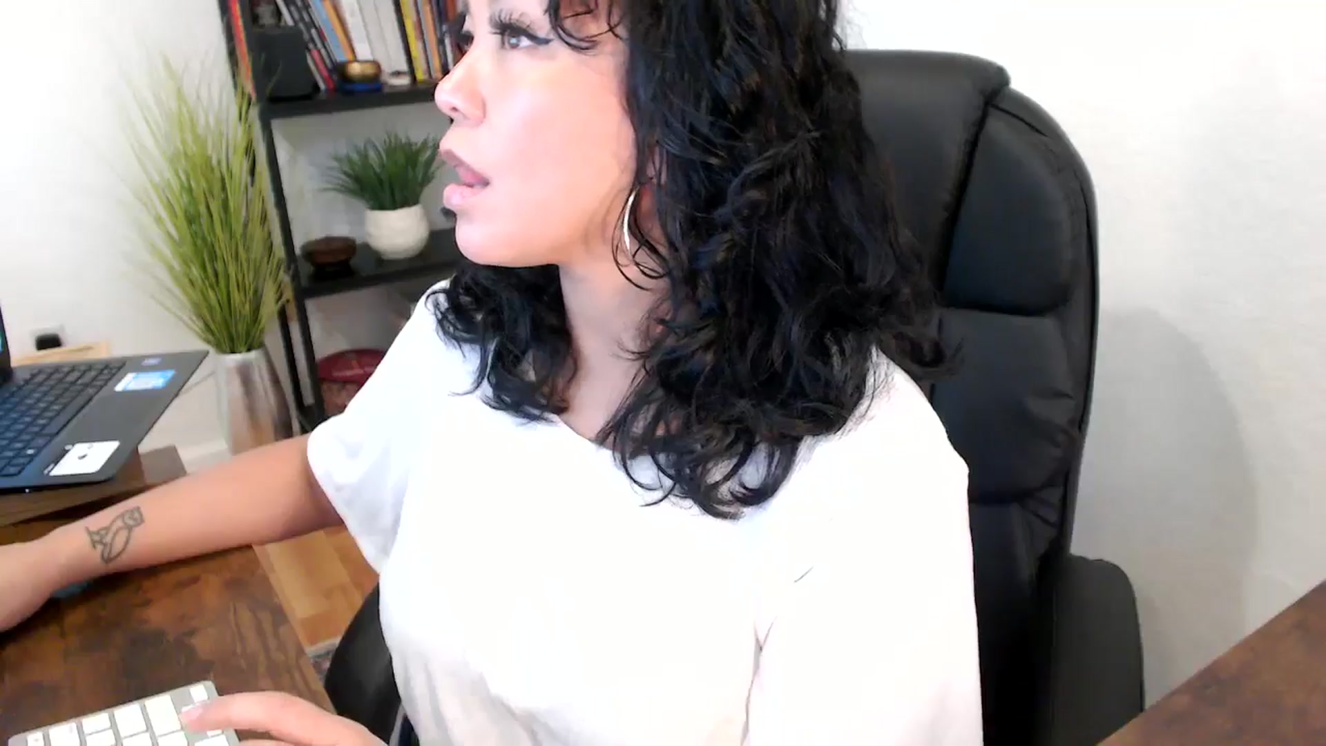 Gallery image thumbnail from MickaylaMinx's myfreecams stream on, 10/18/2024, 19:19 image 15 of 20