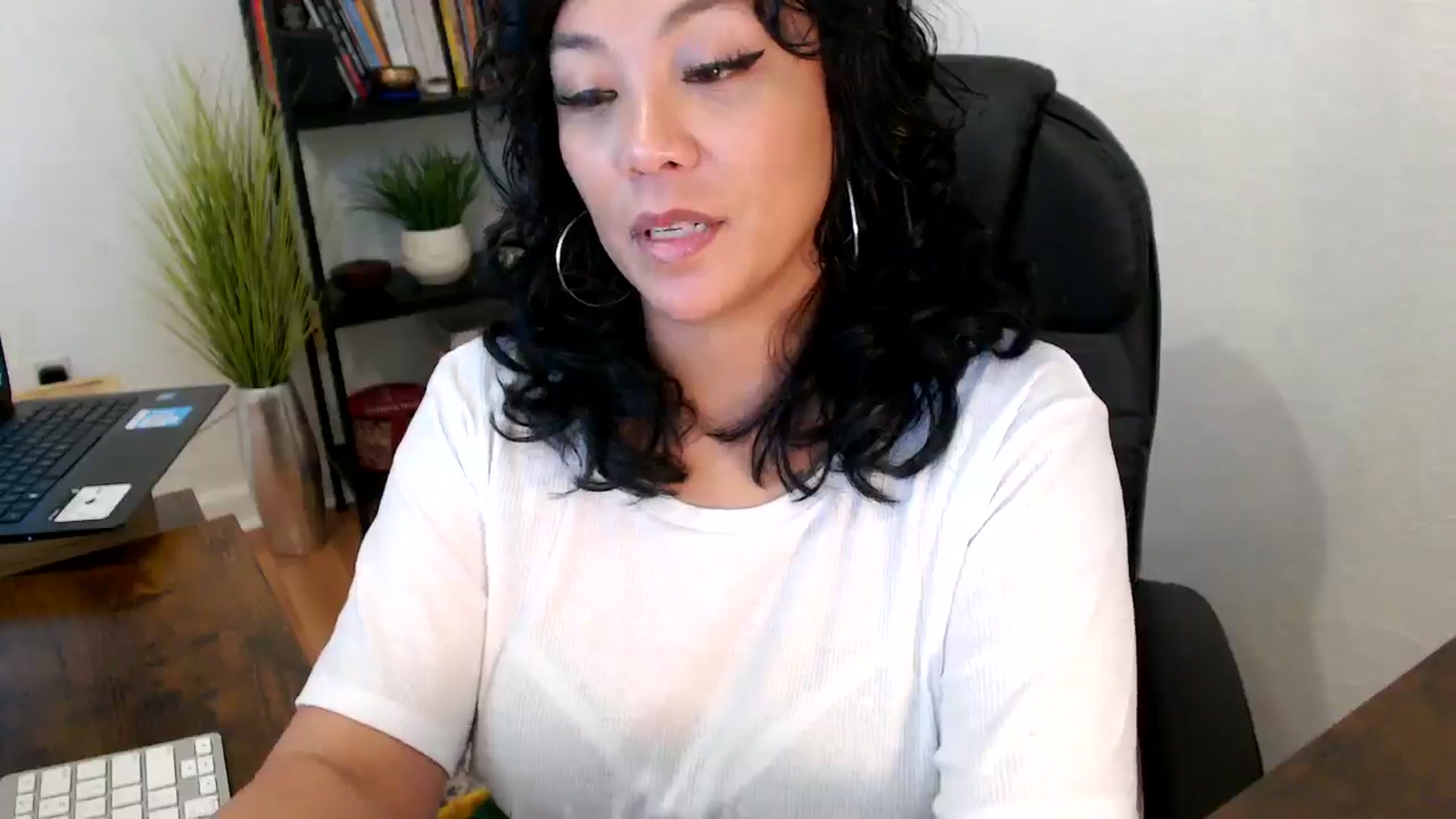 Gallery image thumbnail from MickaylaMinx's myfreecams stream on, 10/18/2024, 19:19 image 17 of 20