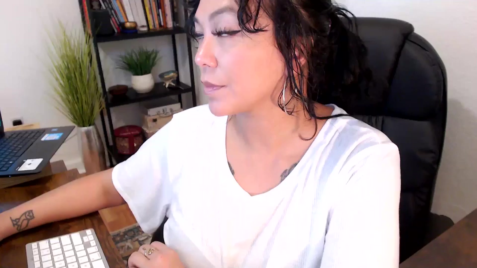 Gallery image thumbnail from MickaylaMinx's myfreecams stream on, 10/18/2024, 20:03 image 11 of 20