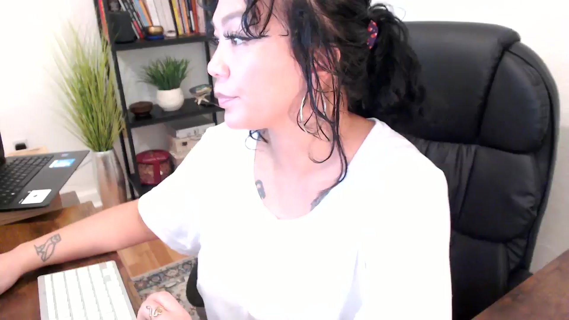 Gallery image thumbnail from MickaylaMinx's myfreecams stream on, 10/18/2024, 20:03 image 20 of 20