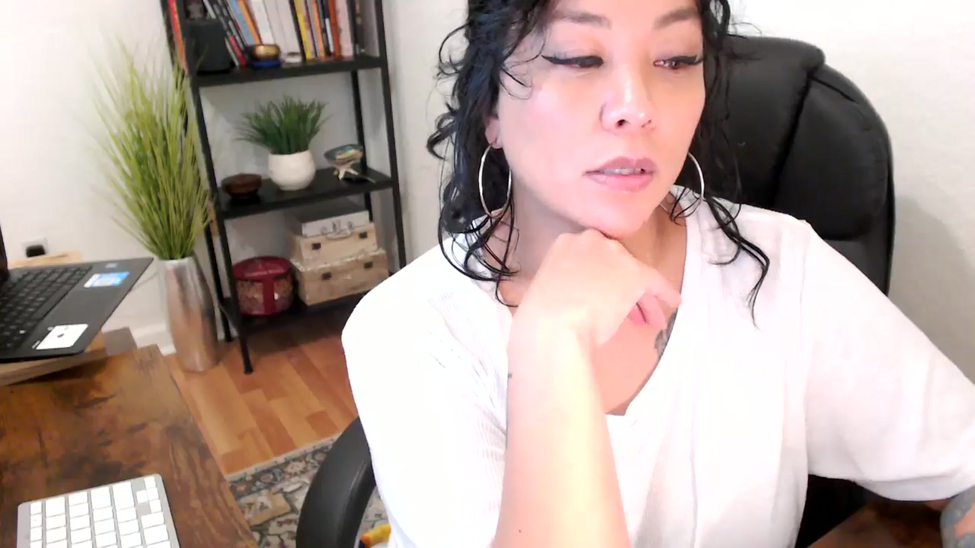 Gallery image thumbnail from MickaylaMinx's myfreecams stream on, 10/18/2024, 20:03 image 18 of 20