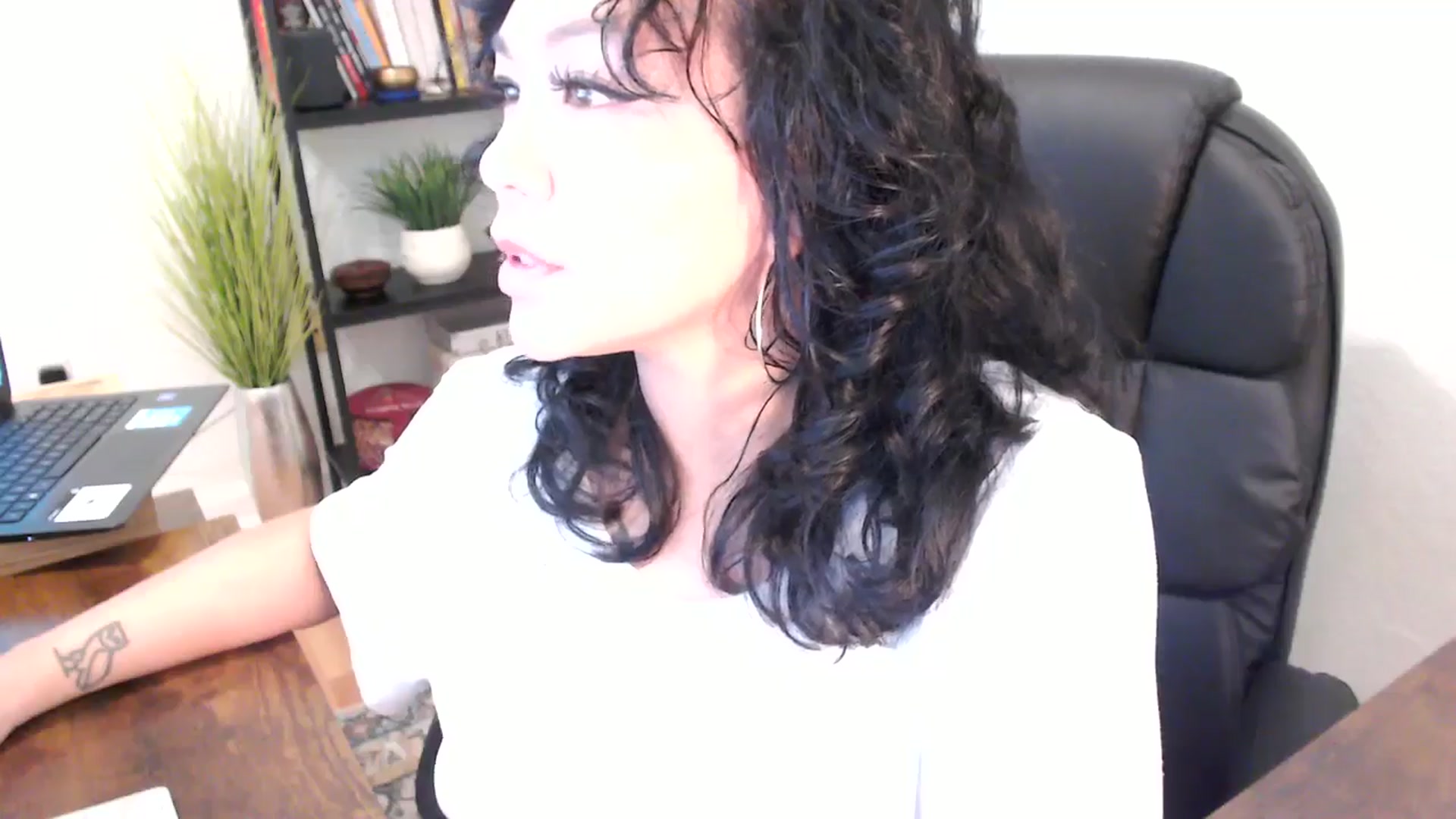 Gallery image thumbnail from MickaylaMinx's myfreecams stream on, 10/18/2024, 20:03 image 6 of 20