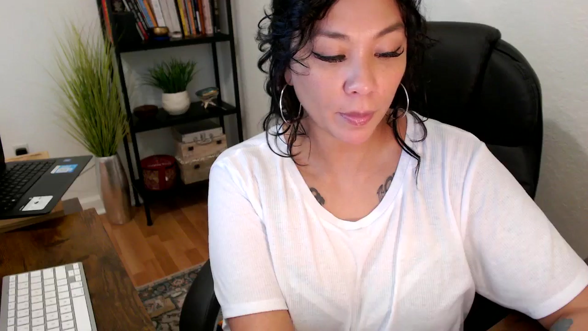 Gallery image thumbnail from MickaylaMinx's myfreecams stream on, 10/18/2024, 20:03 image 14 of 20