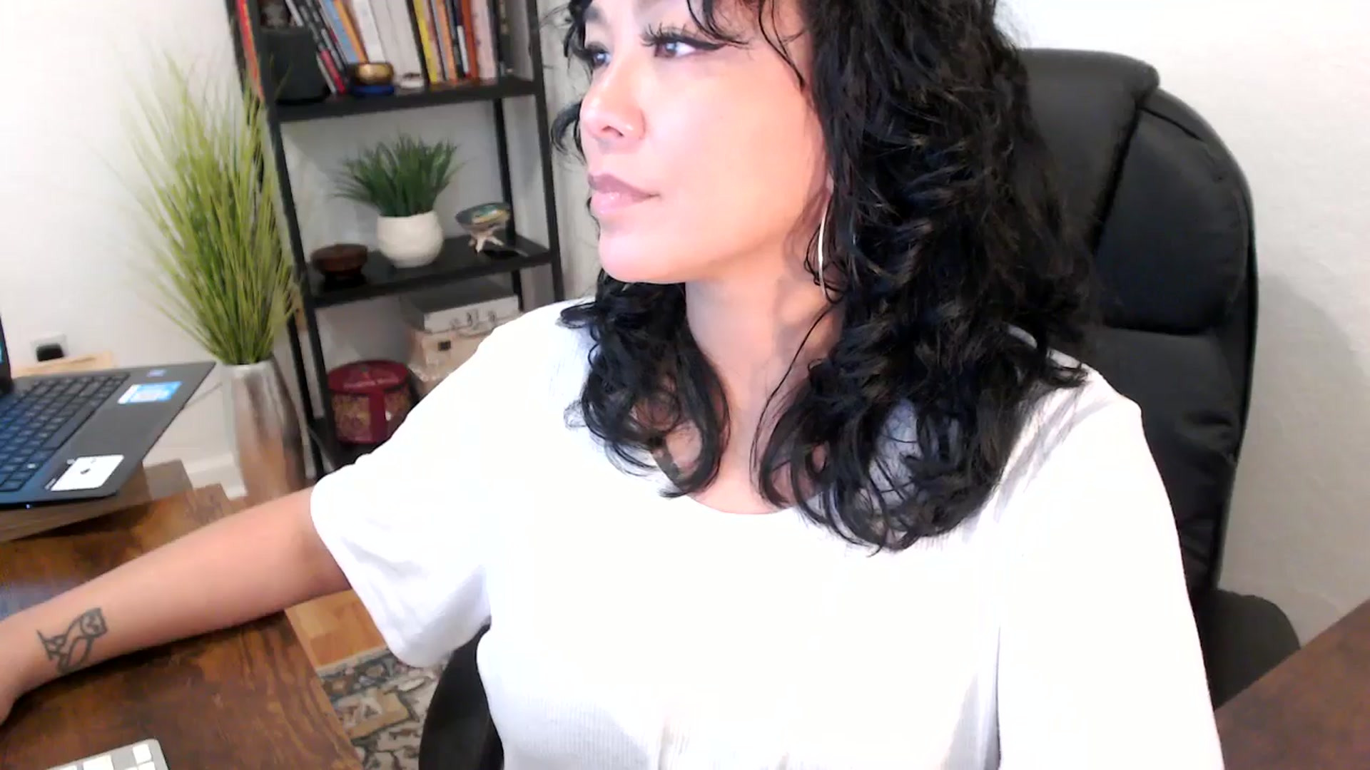 Gallery image thumbnail from MickaylaMinx's myfreecams stream on, 10/18/2024, 20:03 image 9 of 20