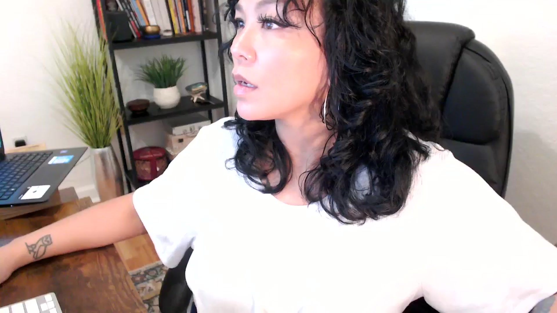 Gallery image thumbnail from MickaylaMinx's myfreecams stream on, 10/18/2024, 20:03 image 5 of 20