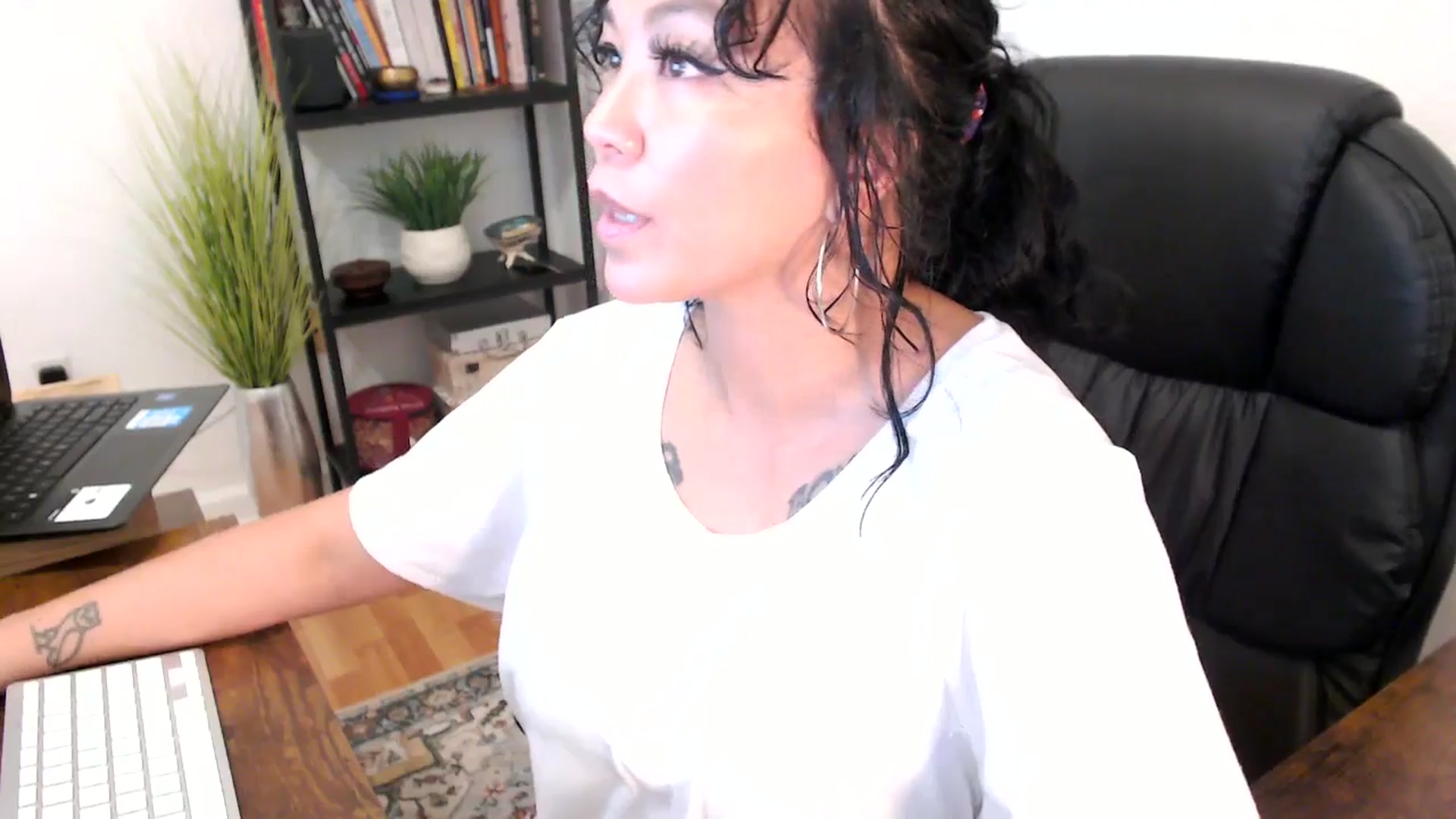 Gallery image thumbnail from MickaylaMinx's myfreecams stream on, 10/18/2024, 20:03 image 16 of 20
